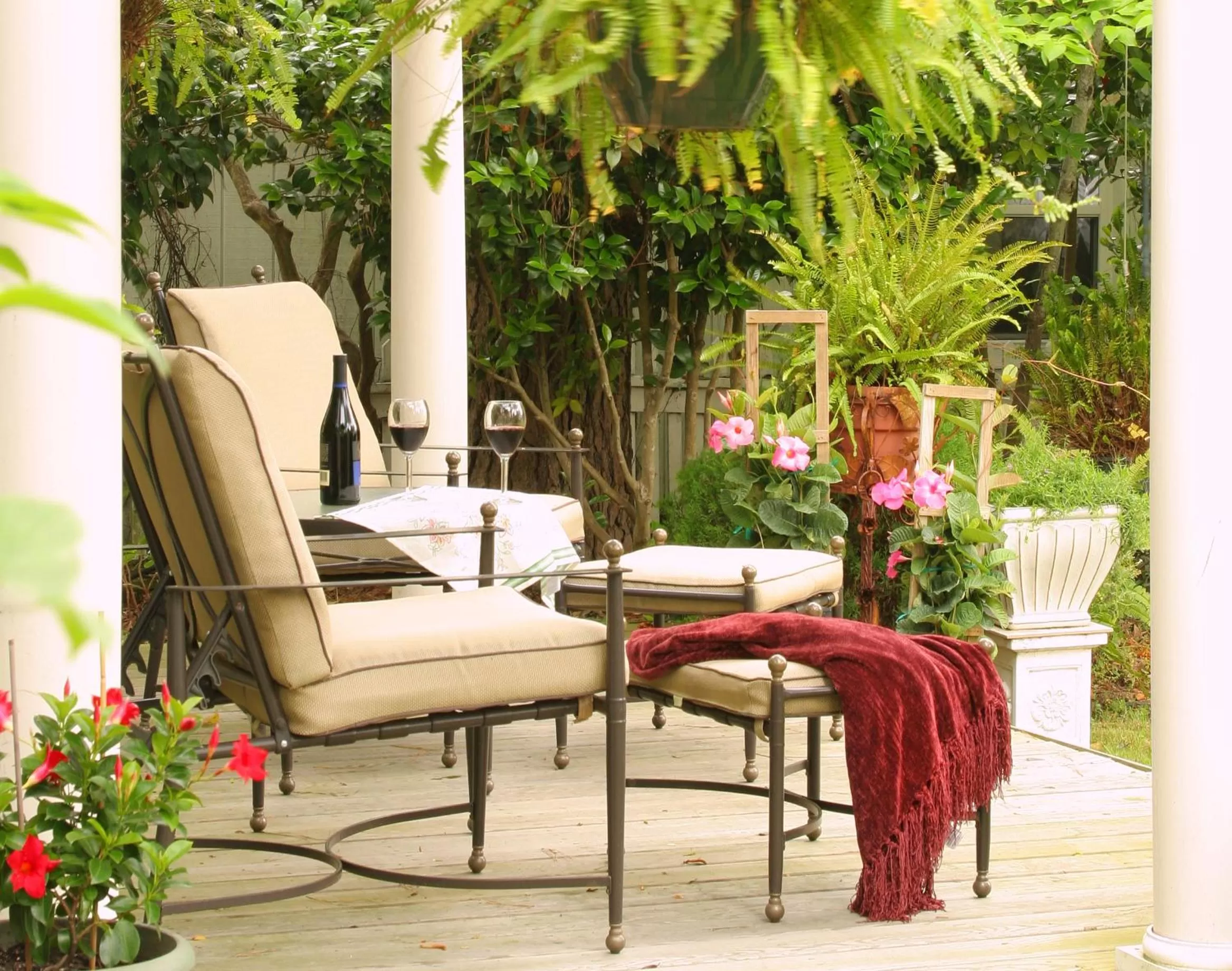 Patio in White Doe Inn Bed & Breakfast