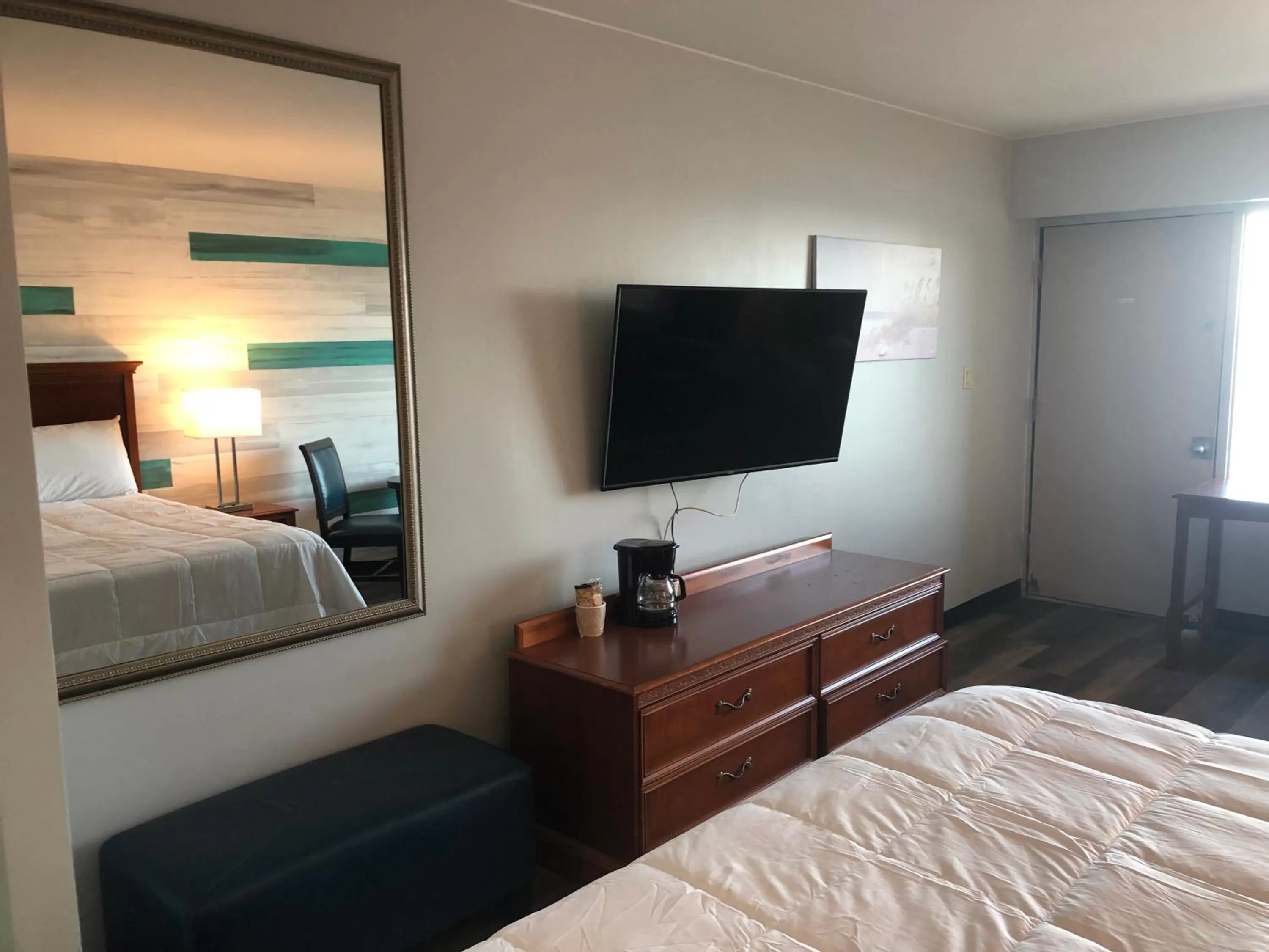 TV and multimedia, Bed in Gazebo Inn Oceanfront