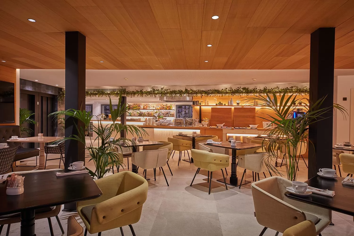 Restaurant/places to eat in Nakar Hotel