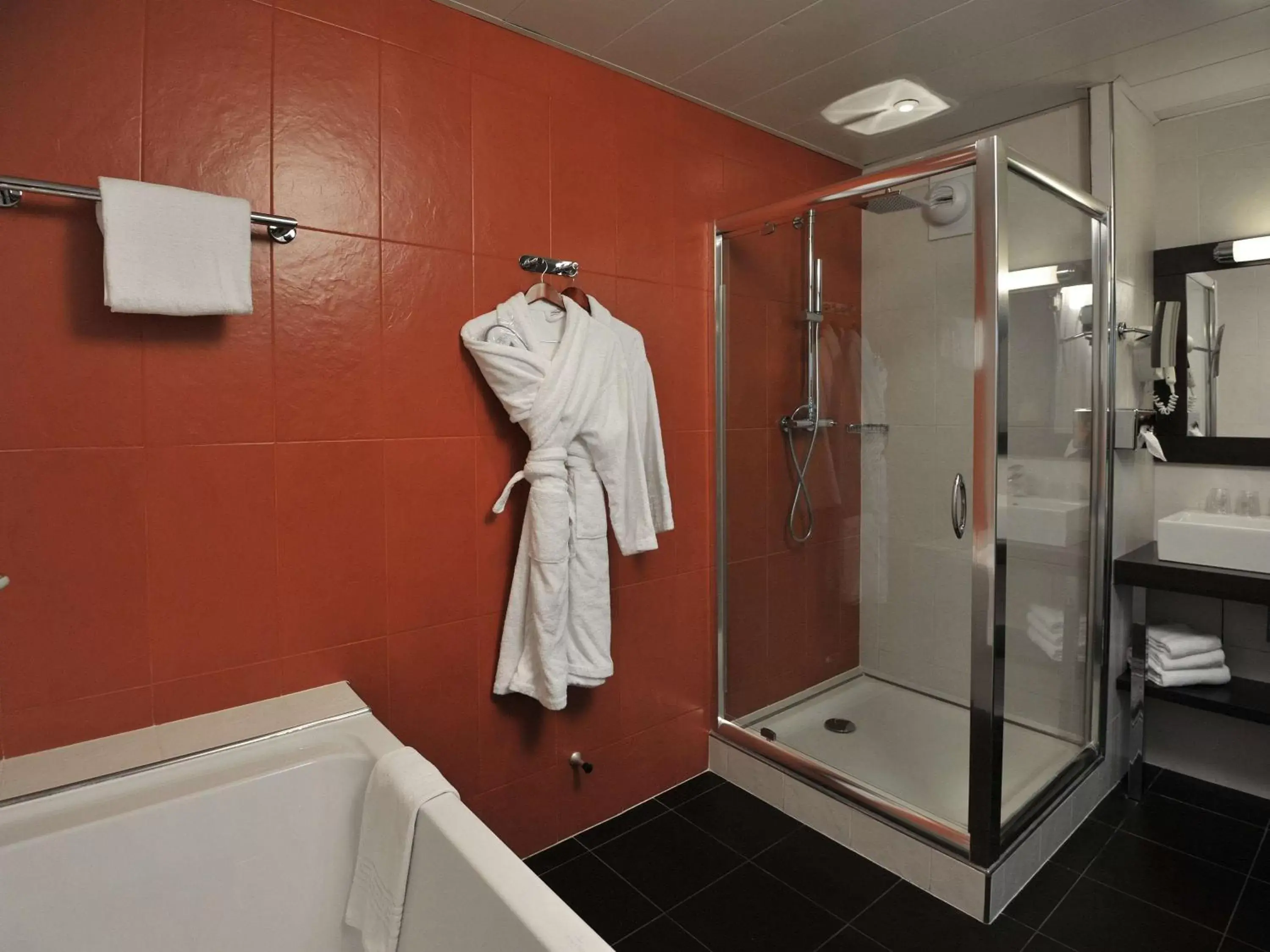 Photo of the whole room, Bathroom in Mercure Maurepas Saint Quentin