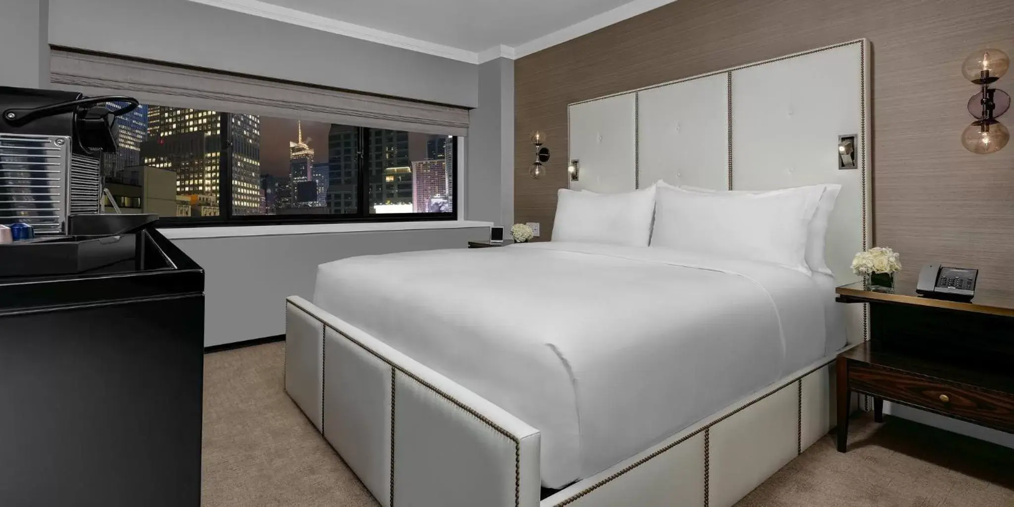 Photo of the whole room, Bed in The Manhattan at Times Square