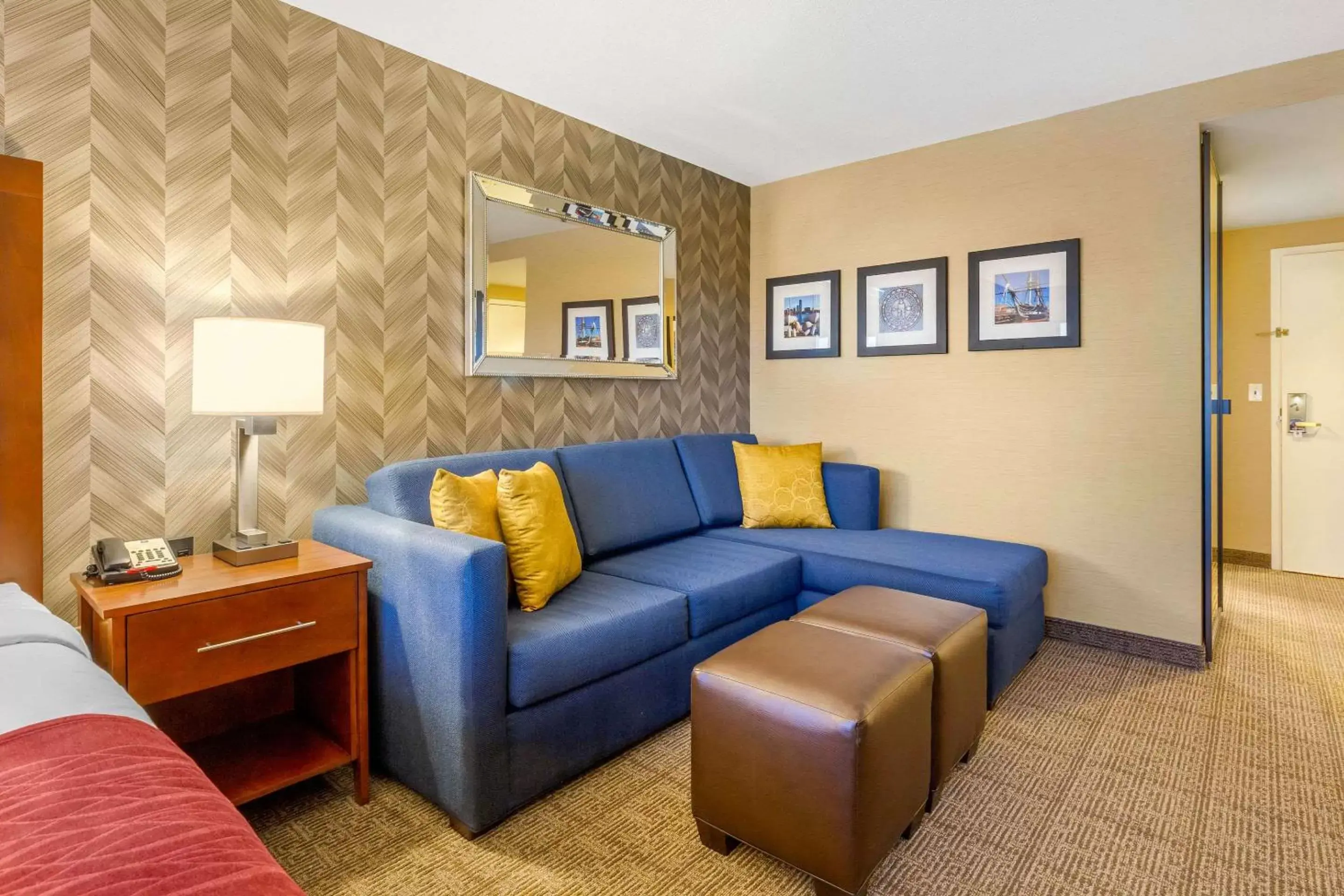 Photo of the whole room, Seating Area in Comfort Inn & Suites Logan International Airport