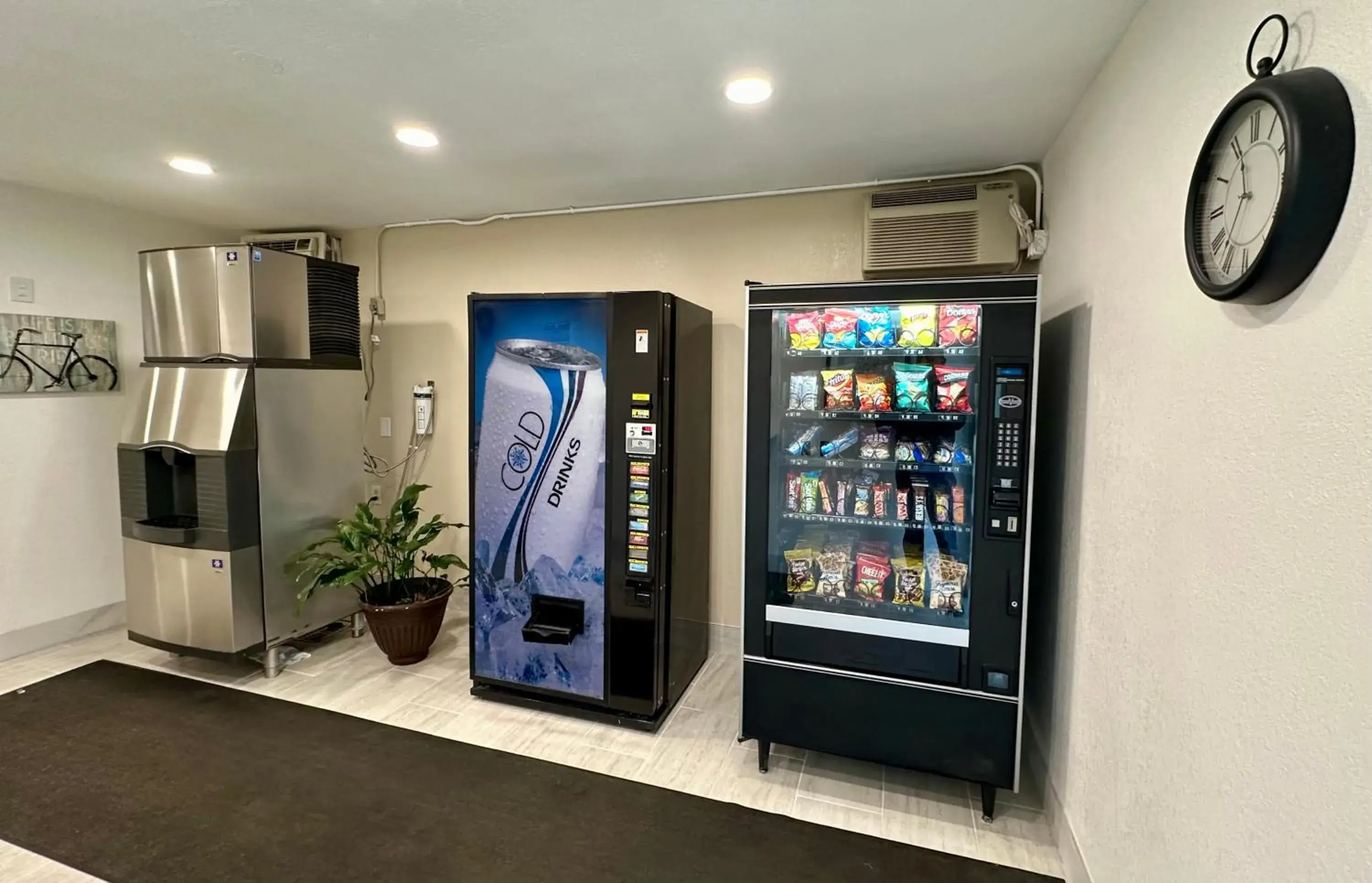 vending machine in Royal Inn and Suites Charlotte Airport