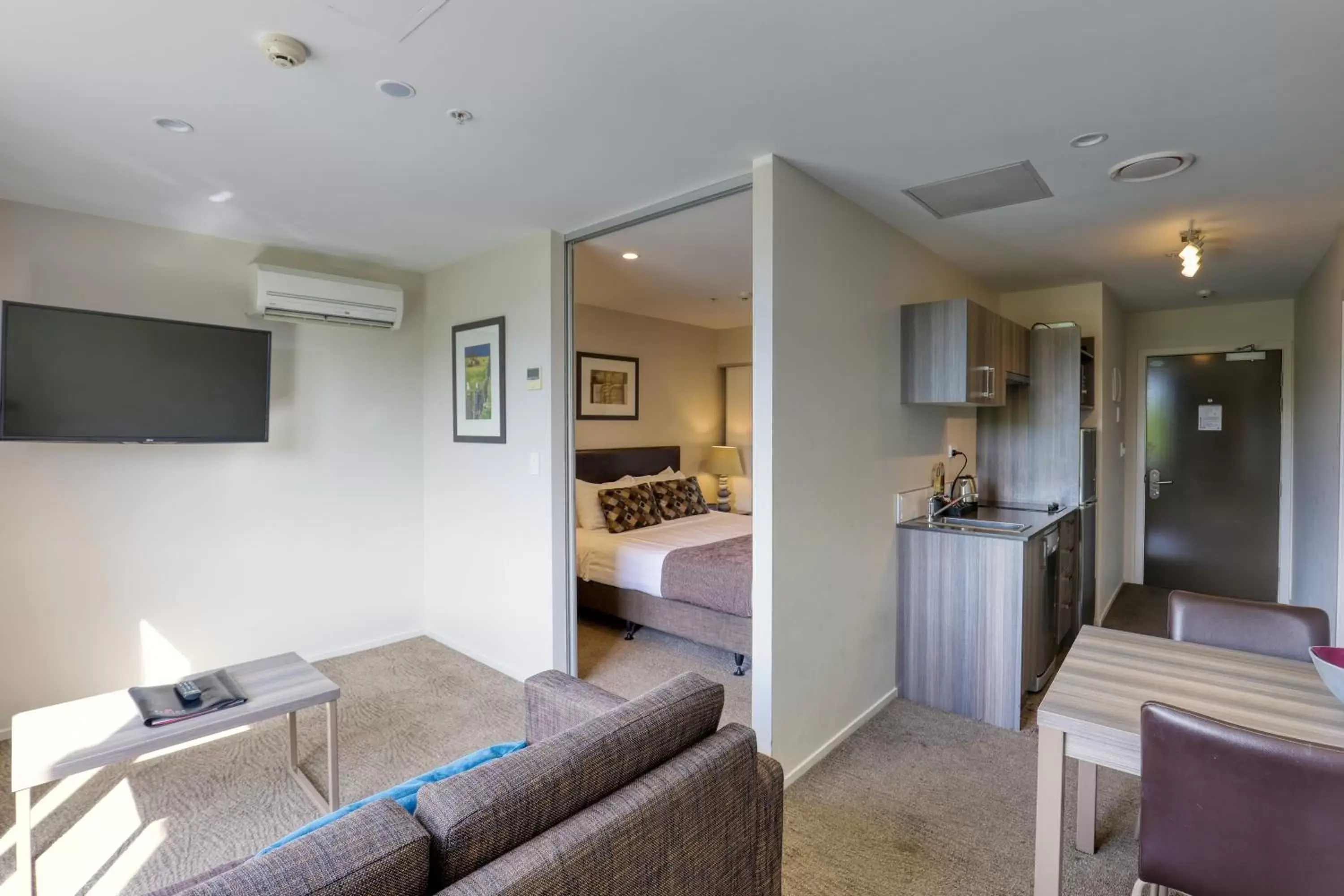 View (from property/room), Kitchen/Kitchenette in Ramada Suites by Wyndham Queenstown Remarkables Park