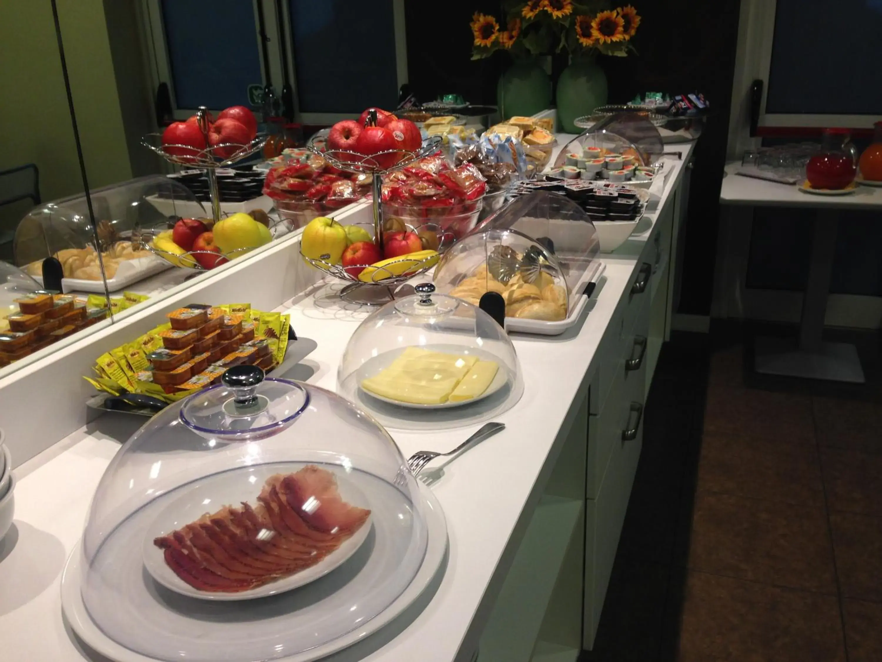 Continental breakfast in Hotel Cremona Viale