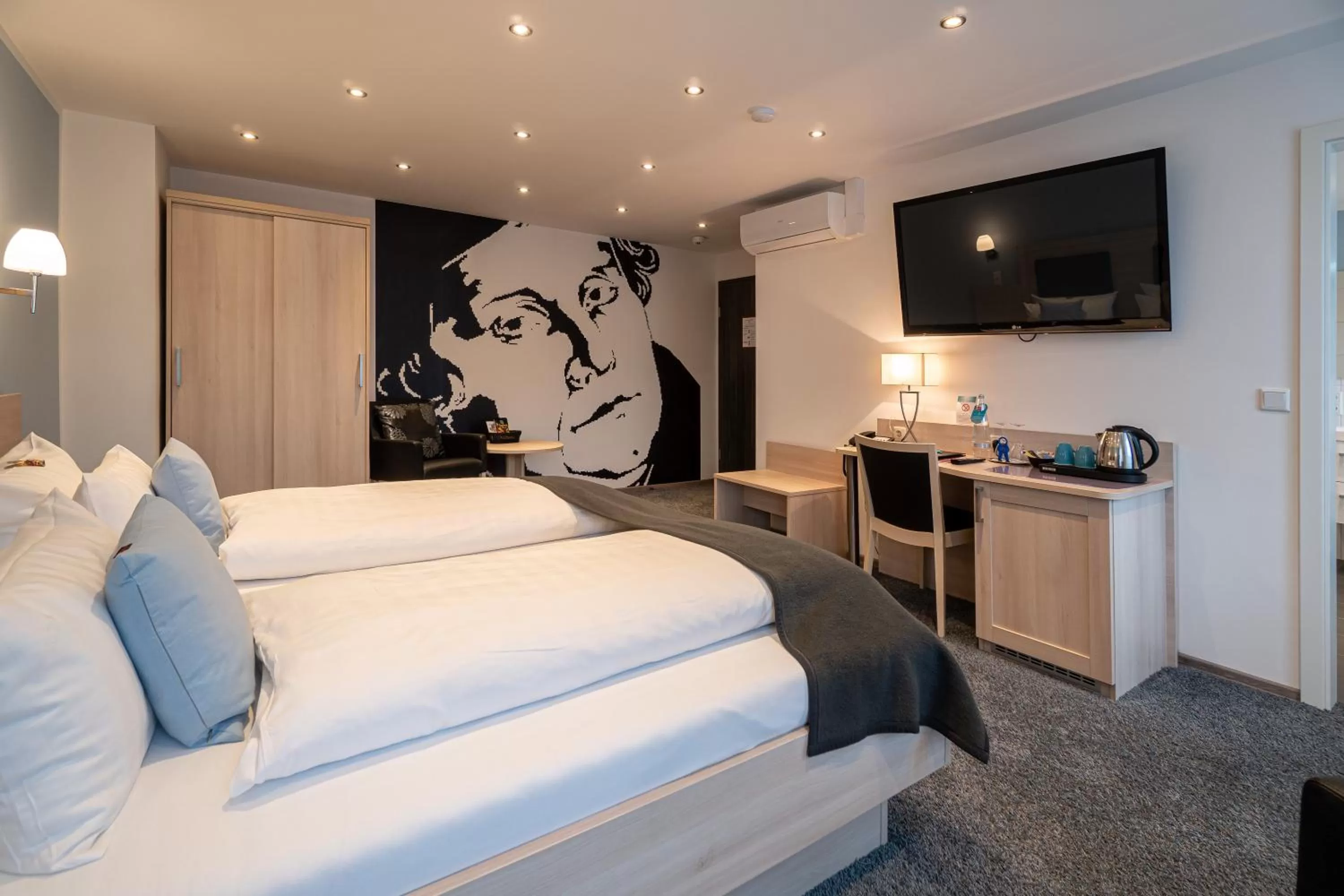 Photo of the whole room, Bed in Hotel Deutscher Hof