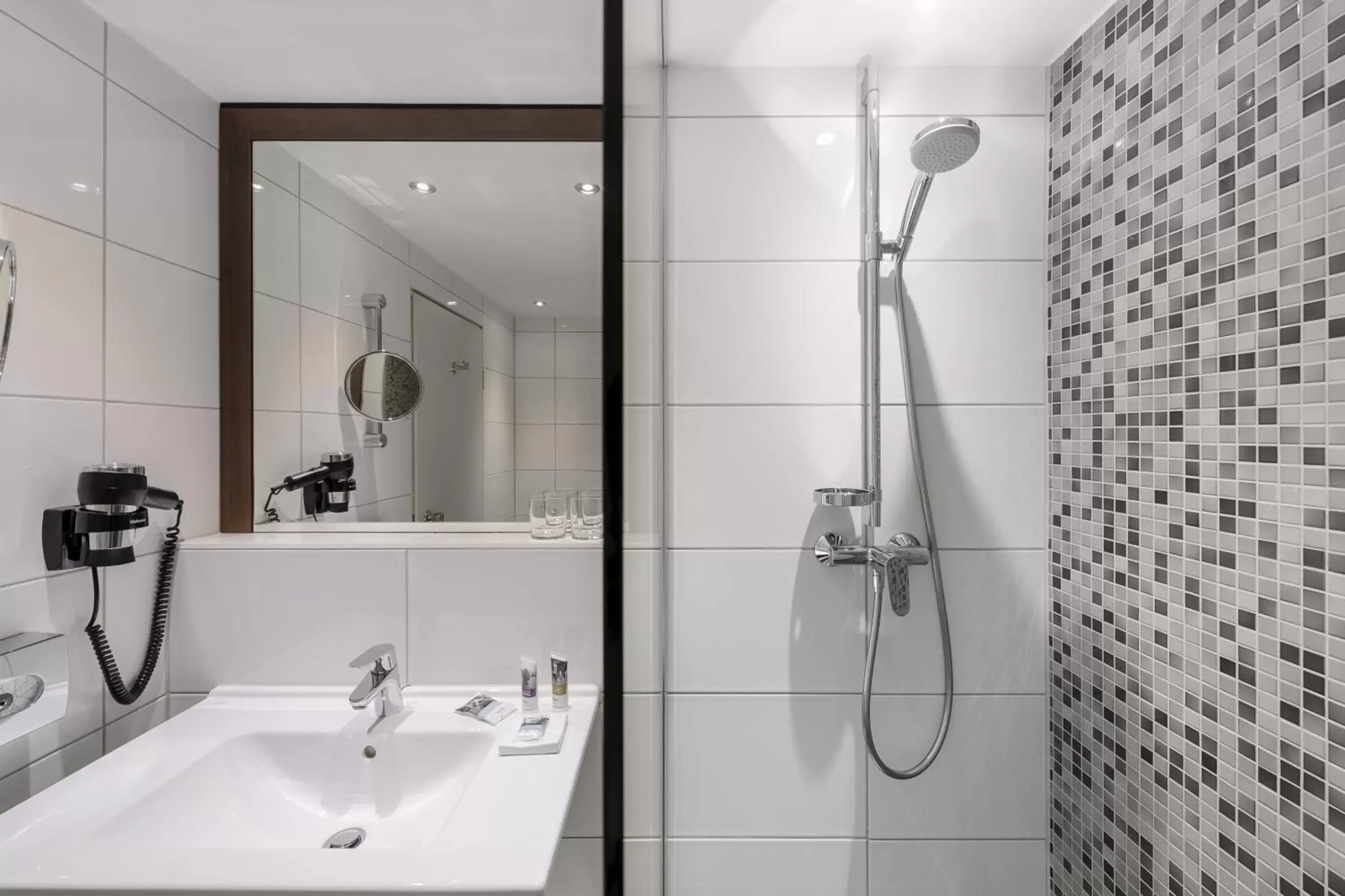 Shower, Bathroom in Mercure Aachen Europaplatz