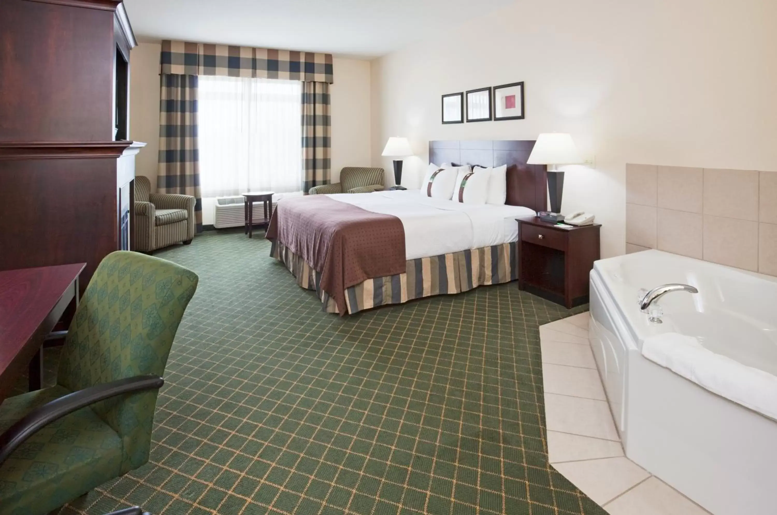 Photo of the whole room in Holiday Inn Conference Center Marshfield, an IHG Hotel Photo of the whole room in Holiday Inn Conference Center Marshfield, an IHG Hotel