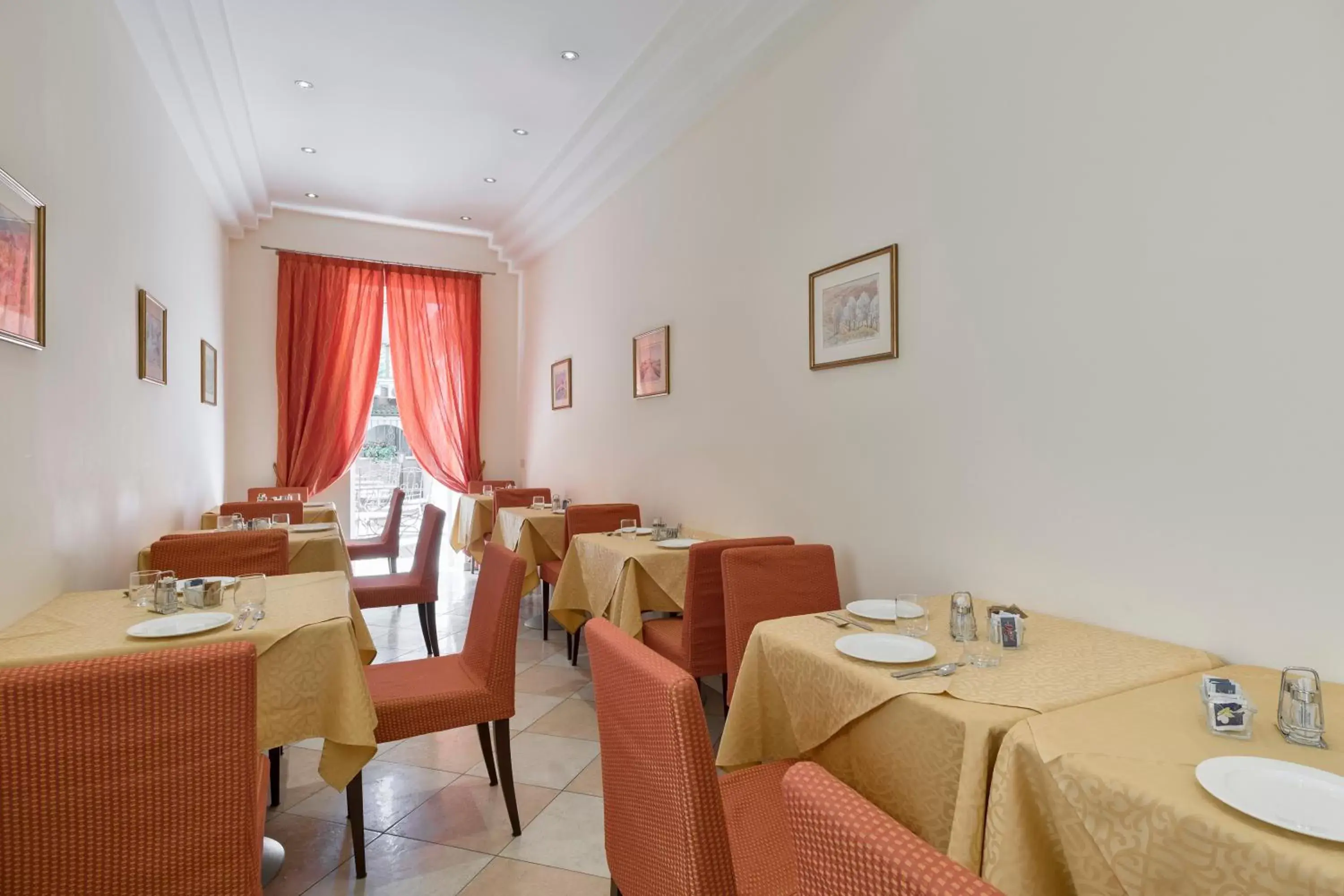 Area and facilities, Restaurant/Places to Eat in Hotel Garibaldi