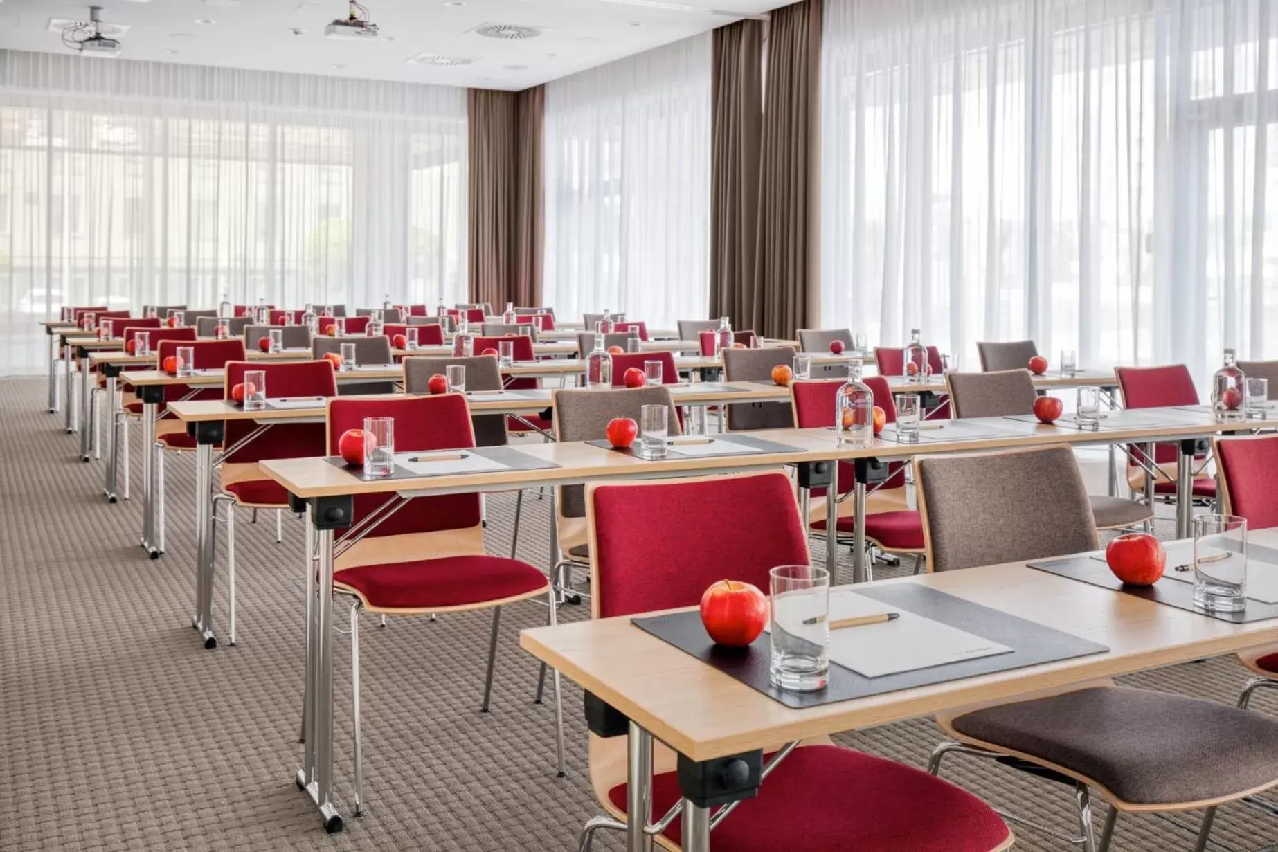 Business facilities, Restaurant/Places to Eat in IntercityHotel Graz