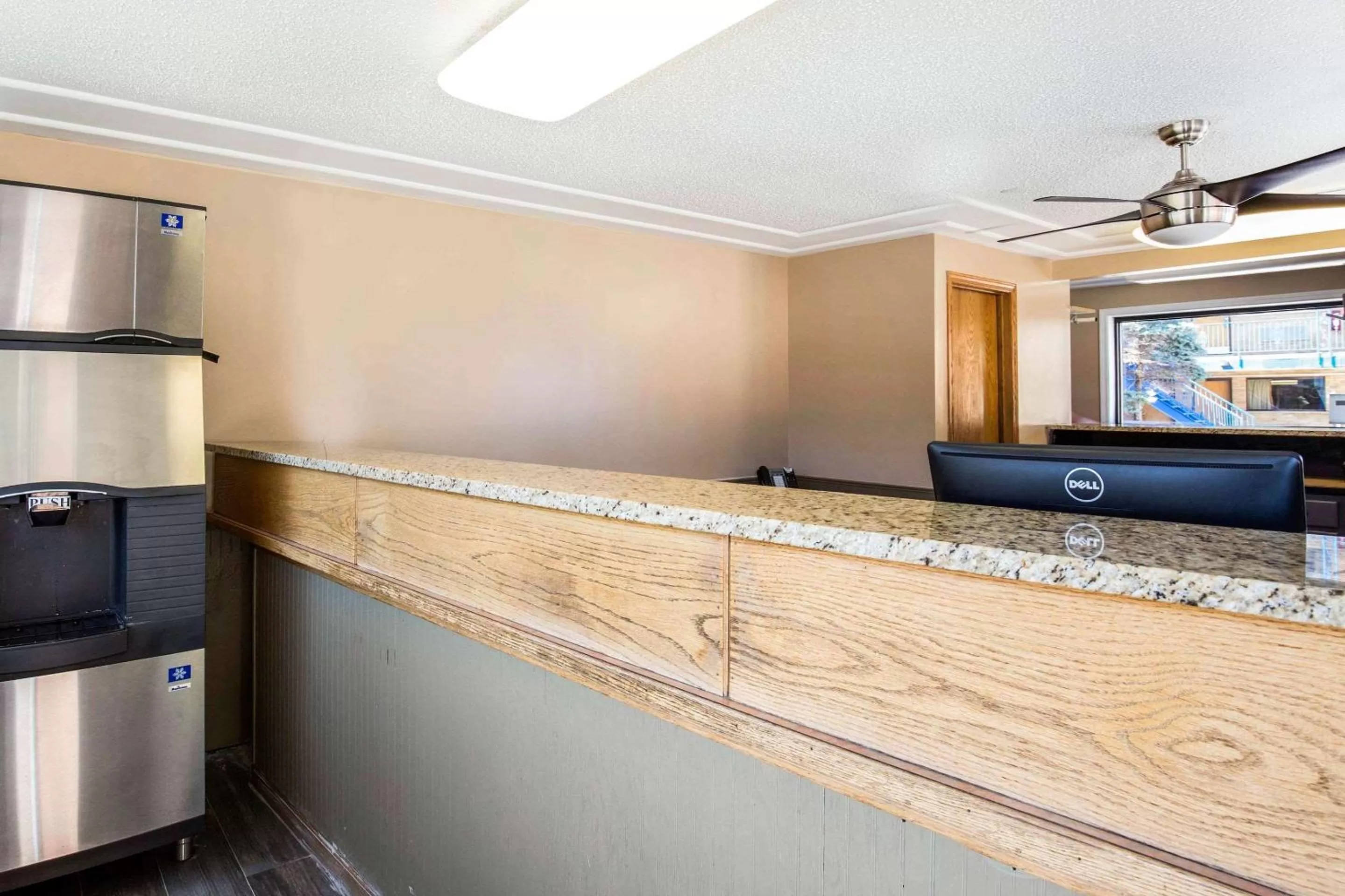 Lobby or reception in Rodeway Inn Lyons - La Grange