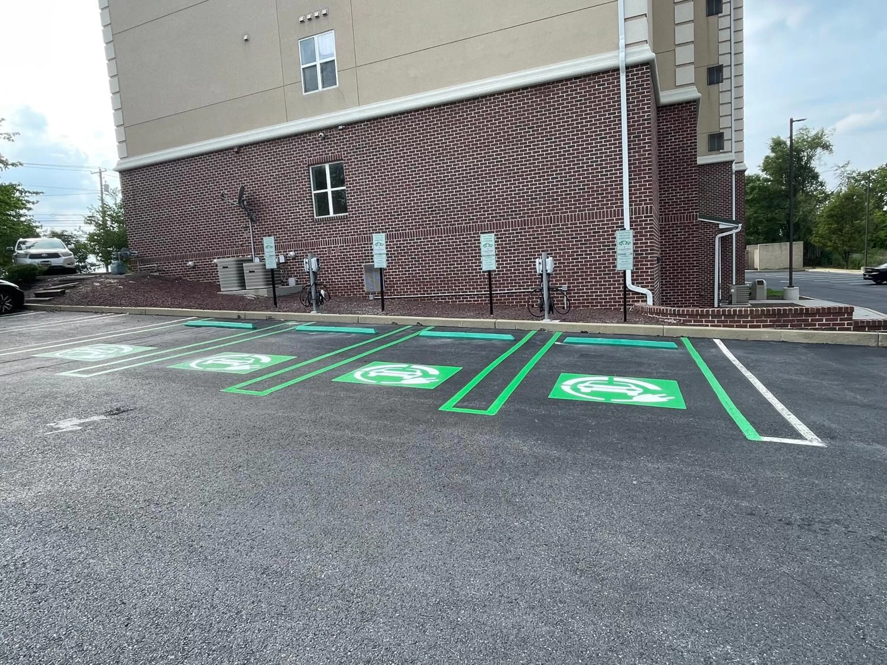 Parking in Country Inn & Suites by Radisson, Harrisburg - Hershey West, PA