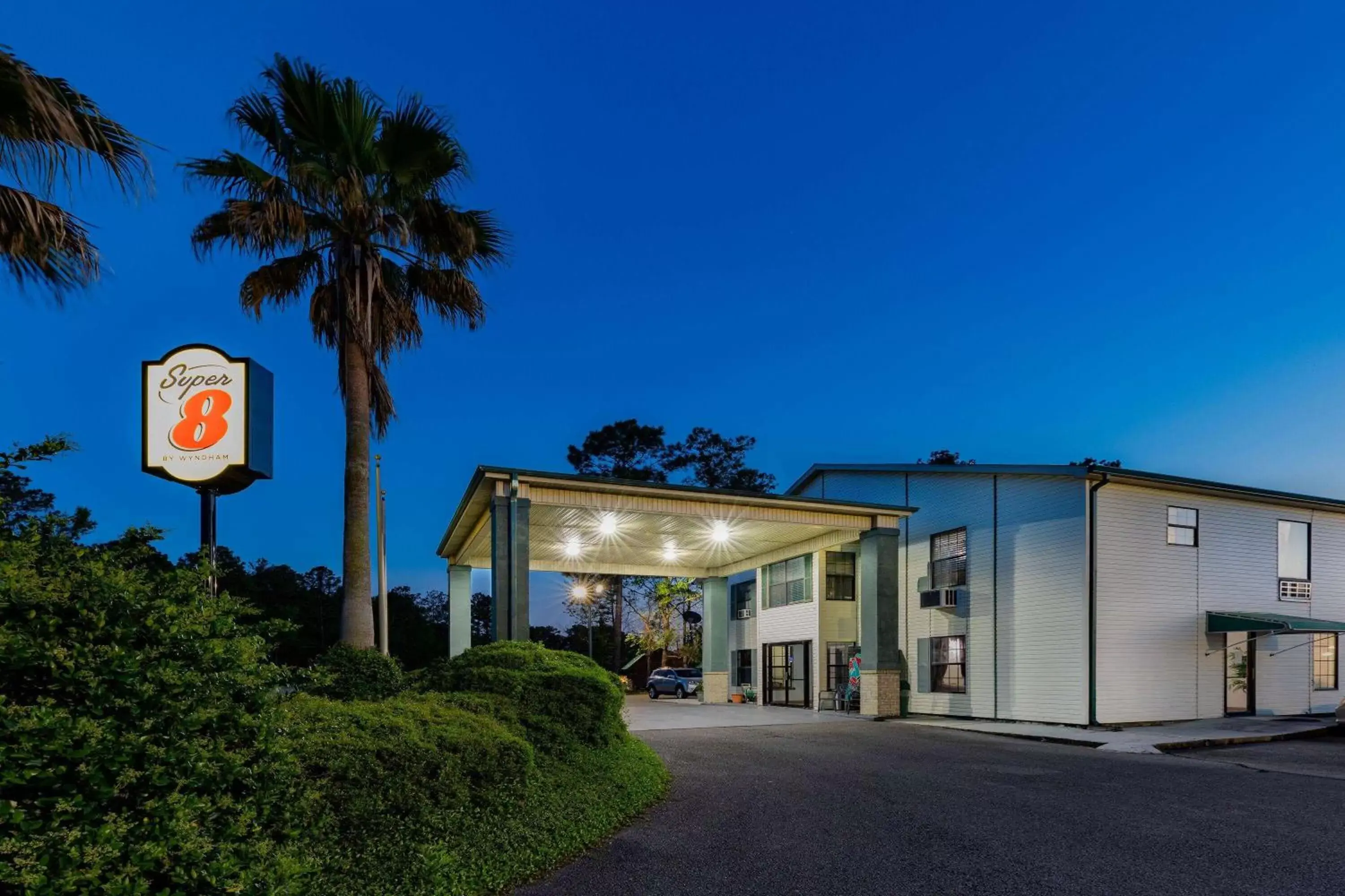 Property building in Super 8 by Wyndham Kinder/Coushatta near Casino Property building in Super 8 by Wyndham Kinder/Coushatta near Casino