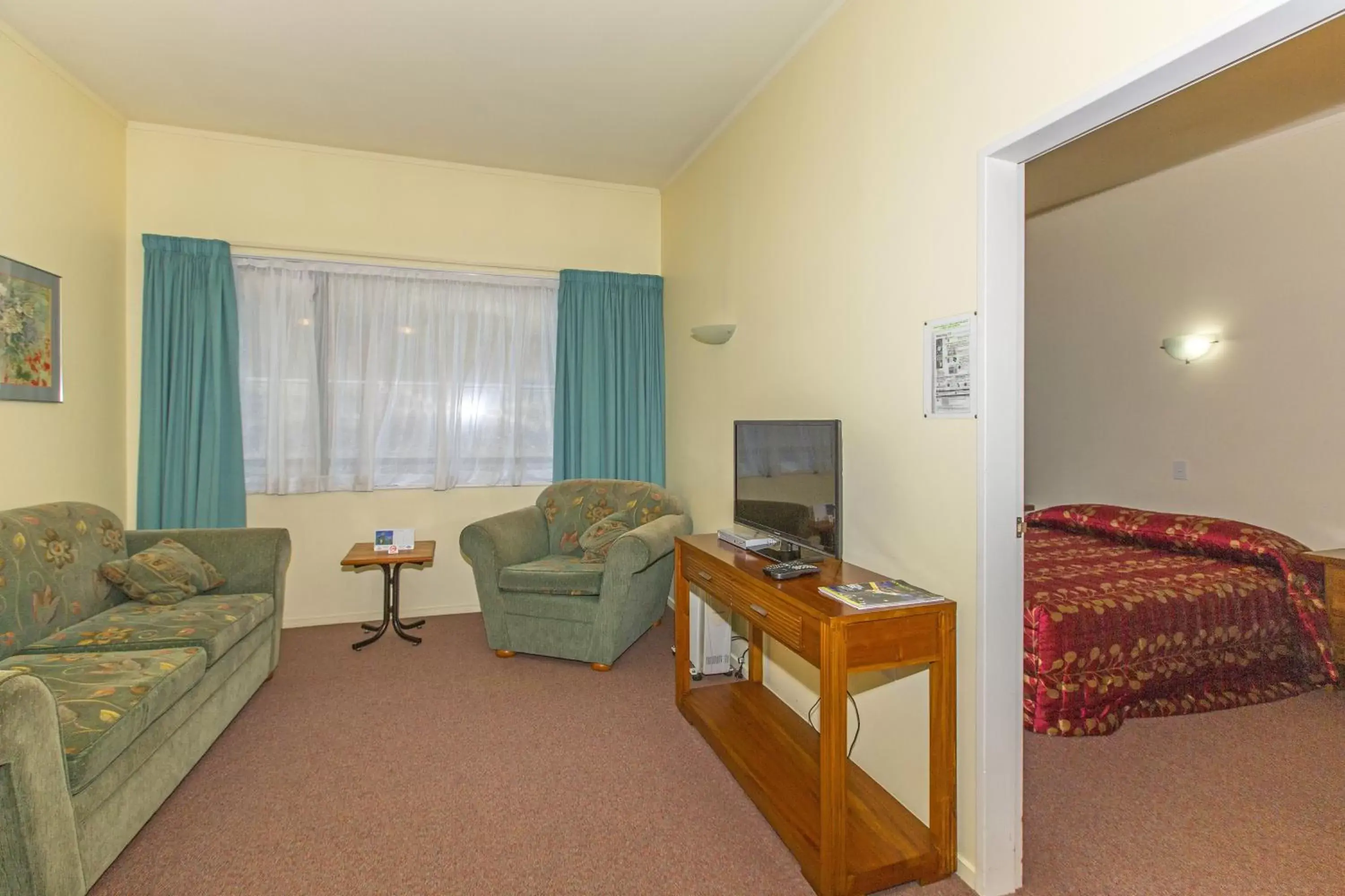 Photo of the whole room, Seating Area in Fernhill Motor Lodge