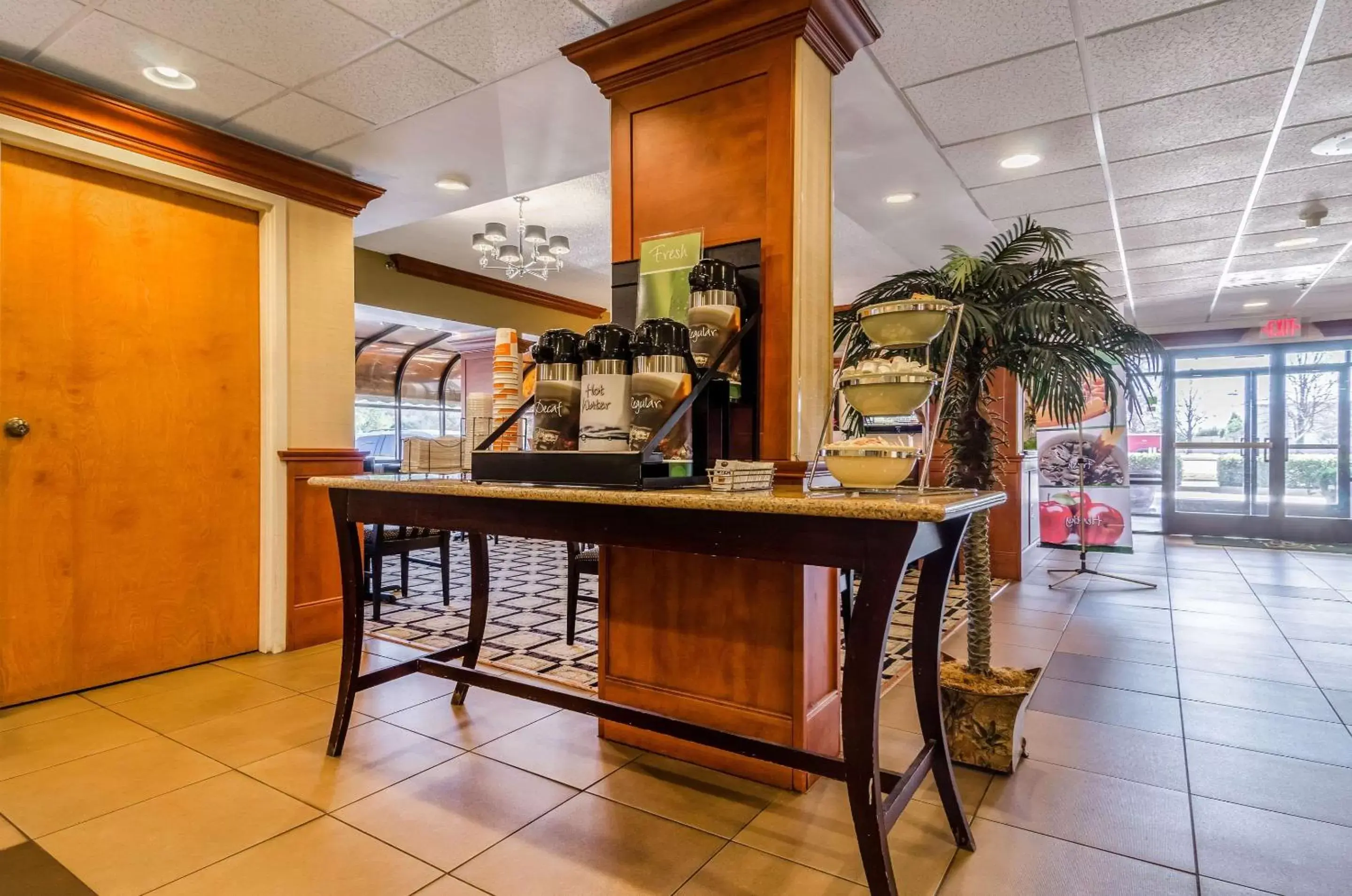 Restaurant/places to eat, Lobby/Reception in Quality Inn Lumberton