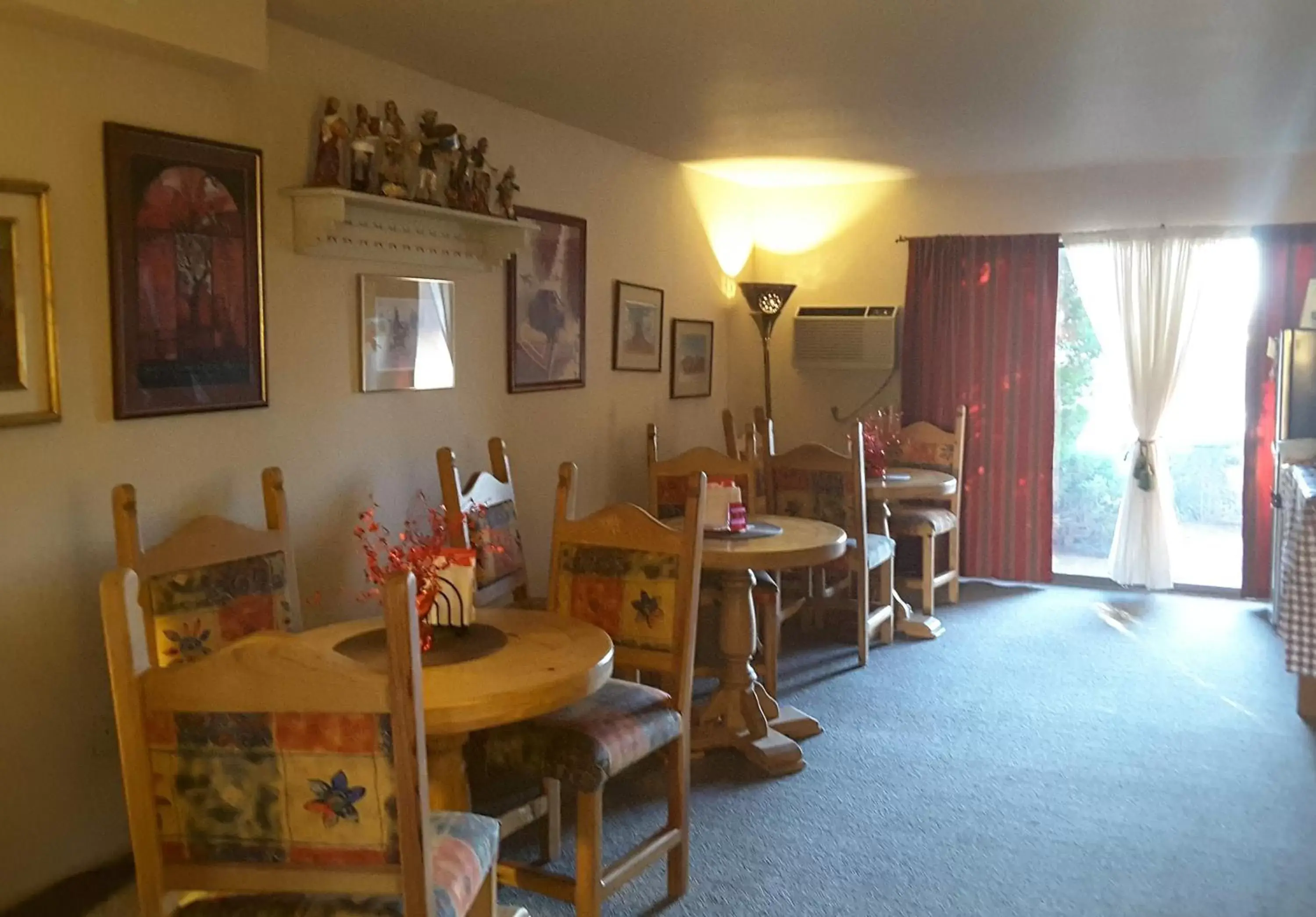 Communal lounge/ TV room, Restaurant/Places to Eat in Beaver Creek Inn