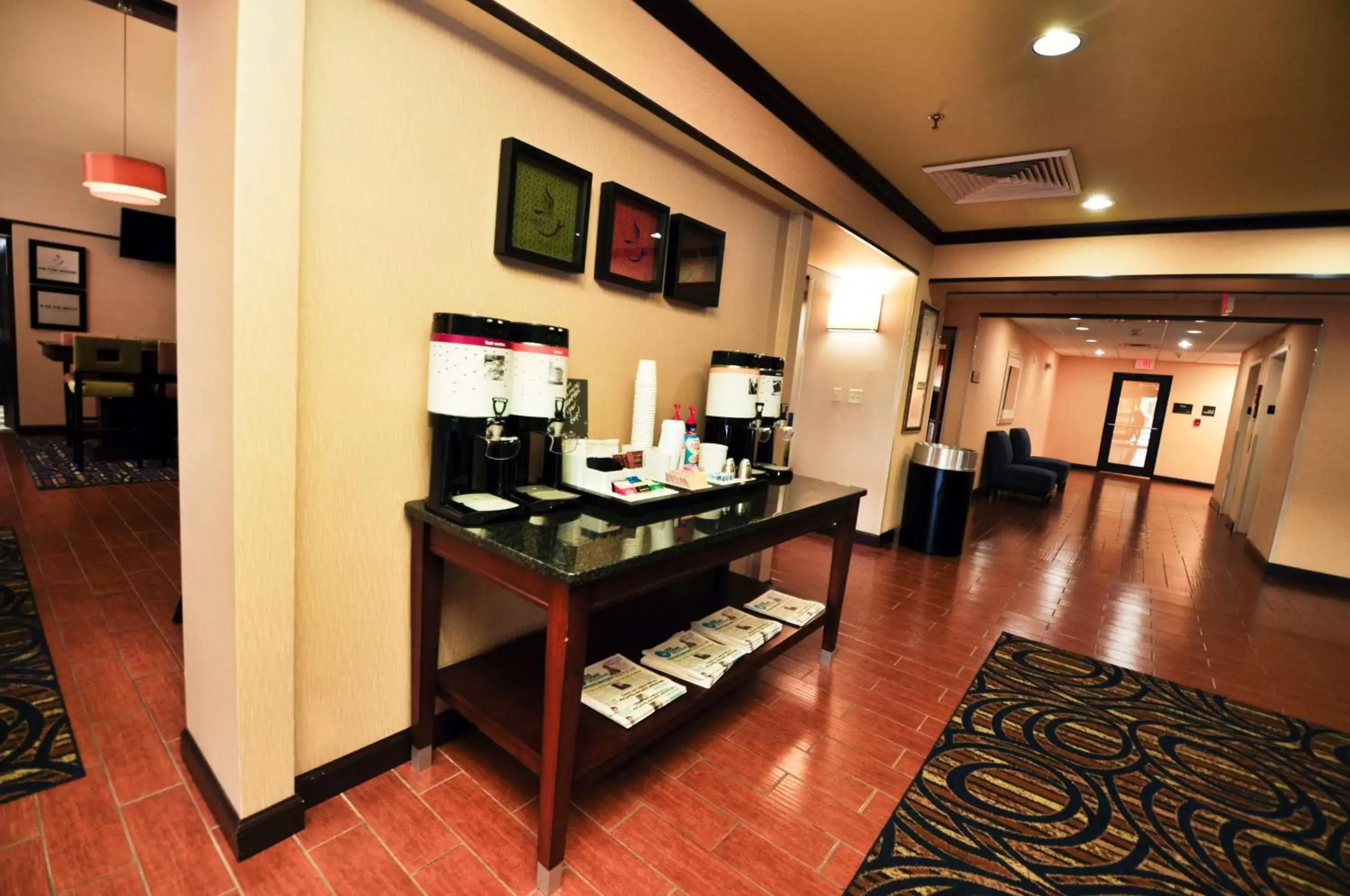 Dining area in Hampton Inn & Suites Louisville East