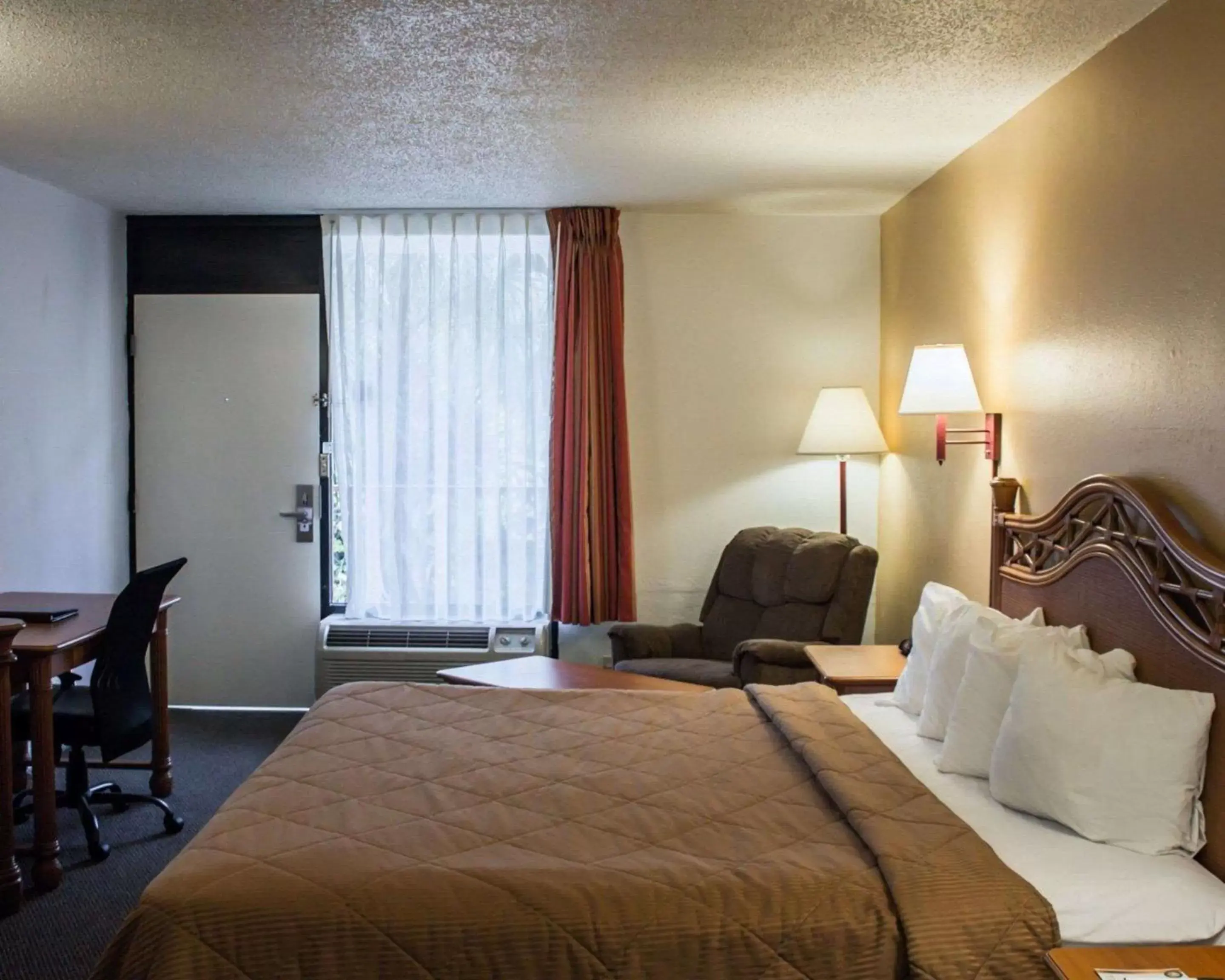 Photo of the whole room, Bed in Quality Inn & Suites St Augustine Beach