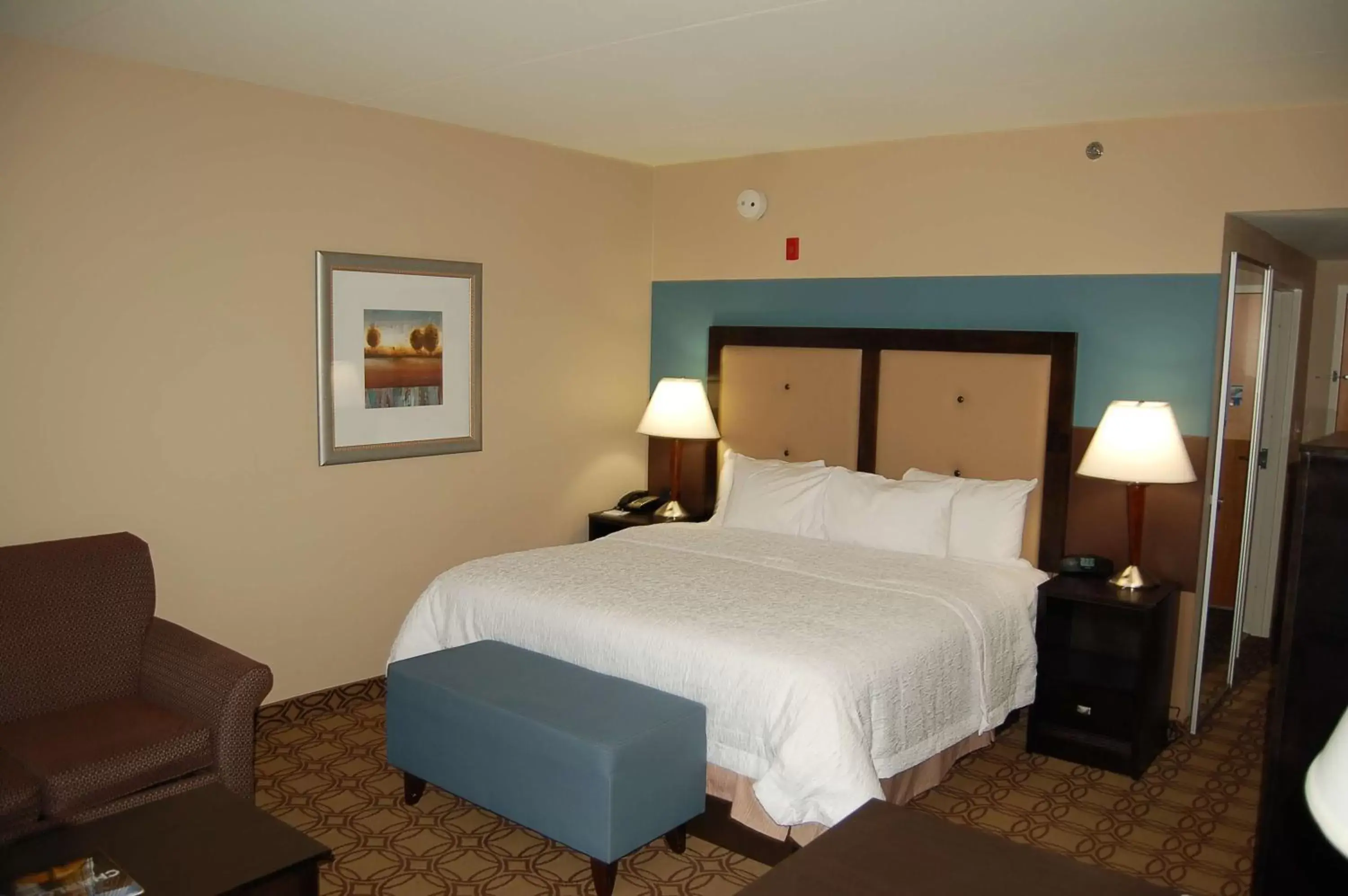 Living room, Bed in Hampton Inn & Suites Charlotte-Airport Living room, Bed in Hampton Inn & Suites Charlotte-Airport