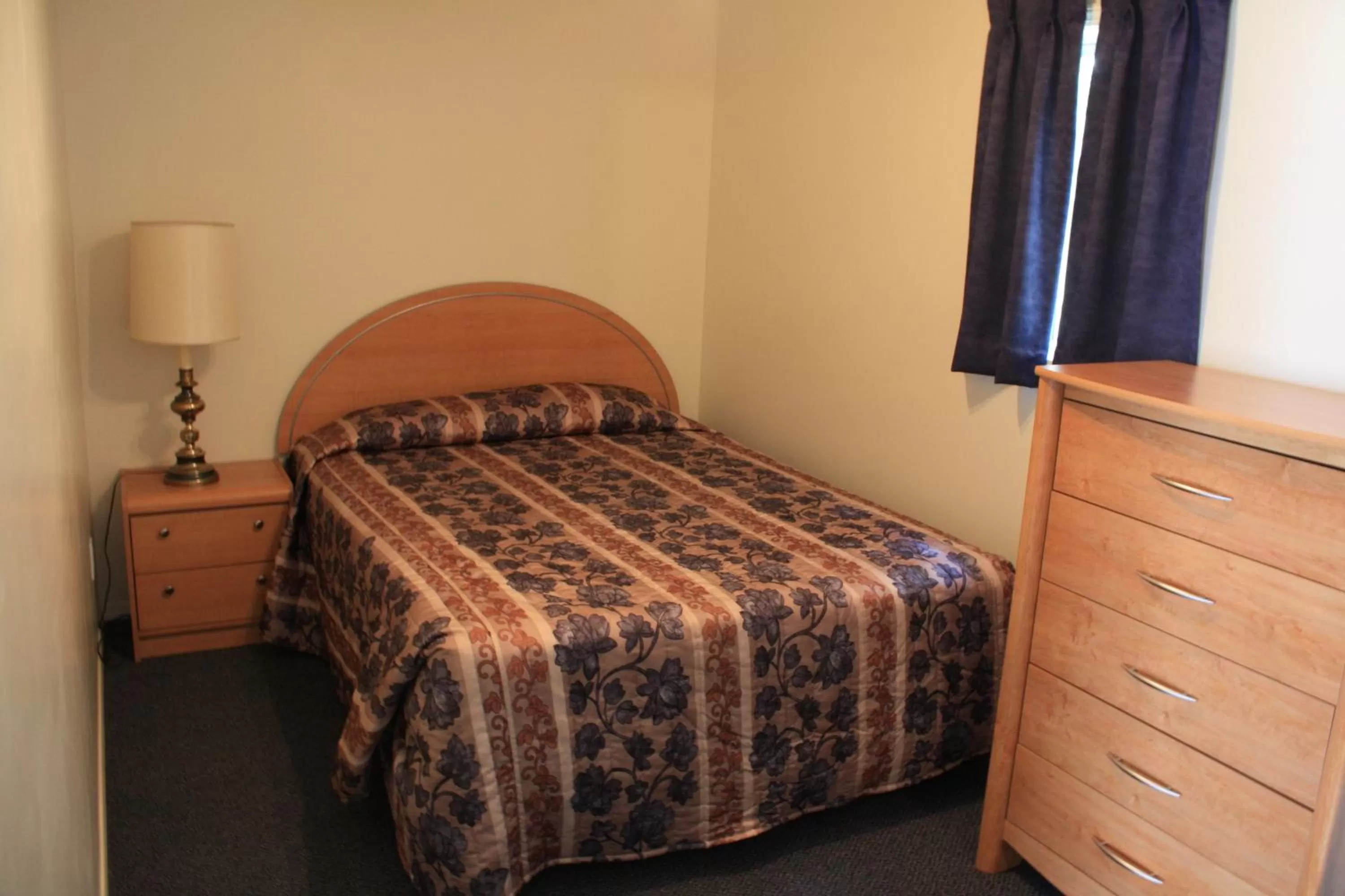 Bedroom, Bed in Sunny Beach Motel