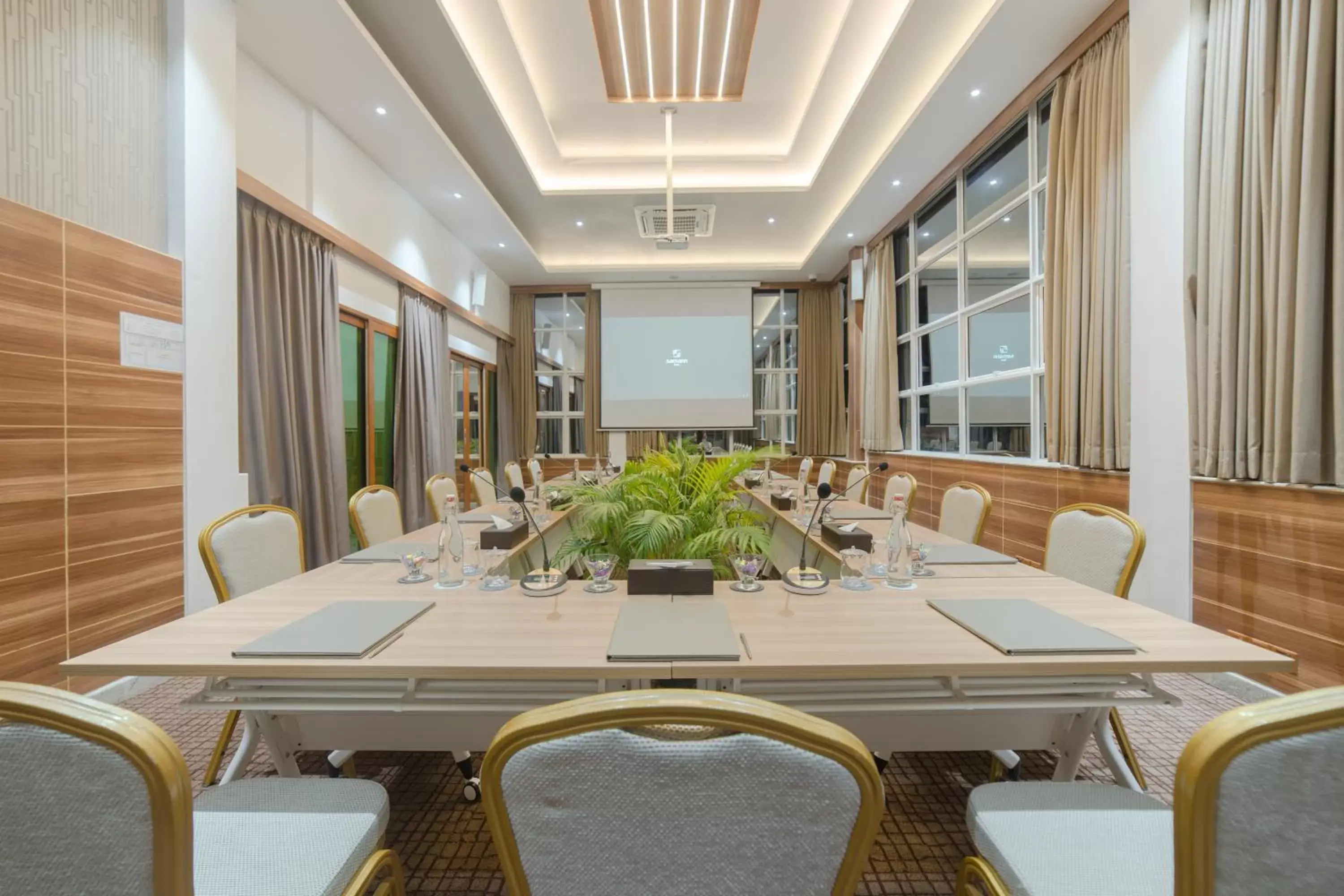 Business facilities in Samann Host