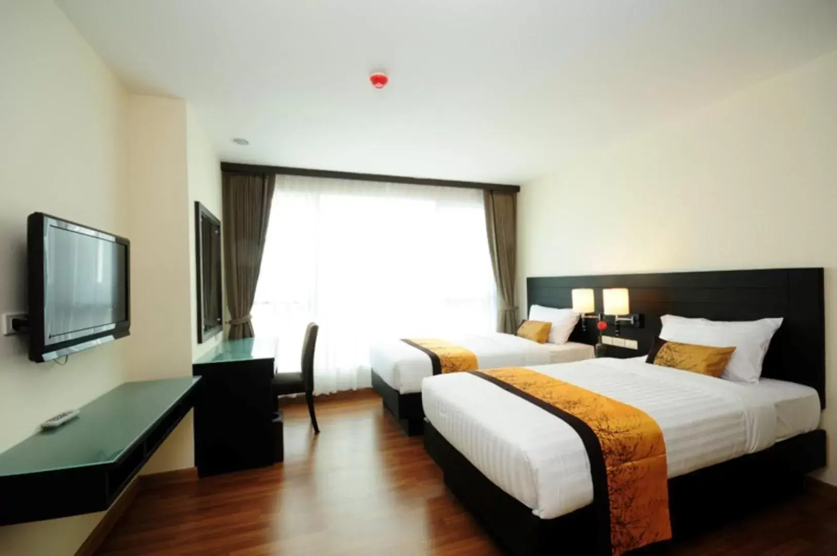 Bedroom, TV/Entertainment Center in Boss Suites Nana Hotel