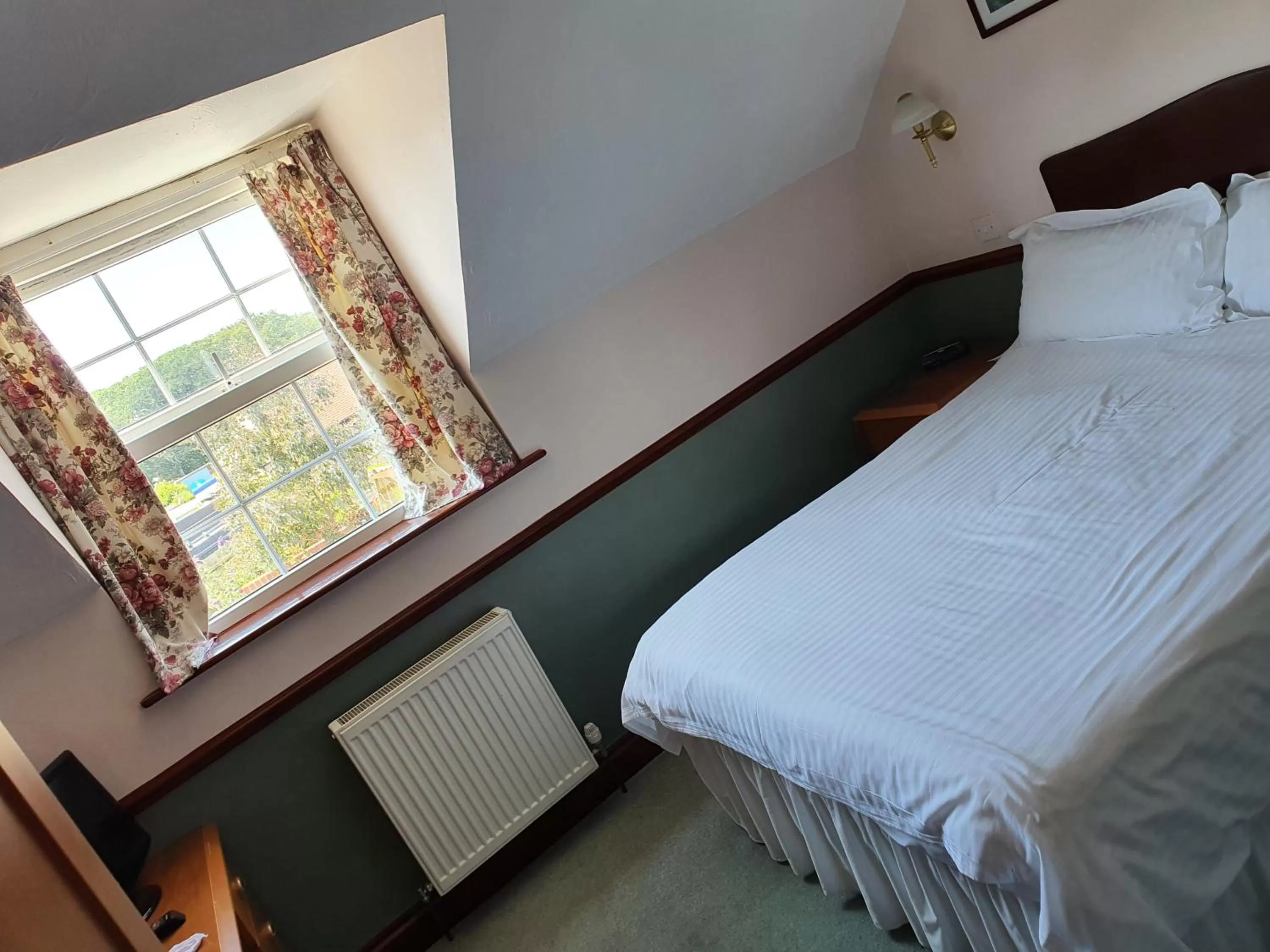 Bedroom, Bed in The Lugger Inn