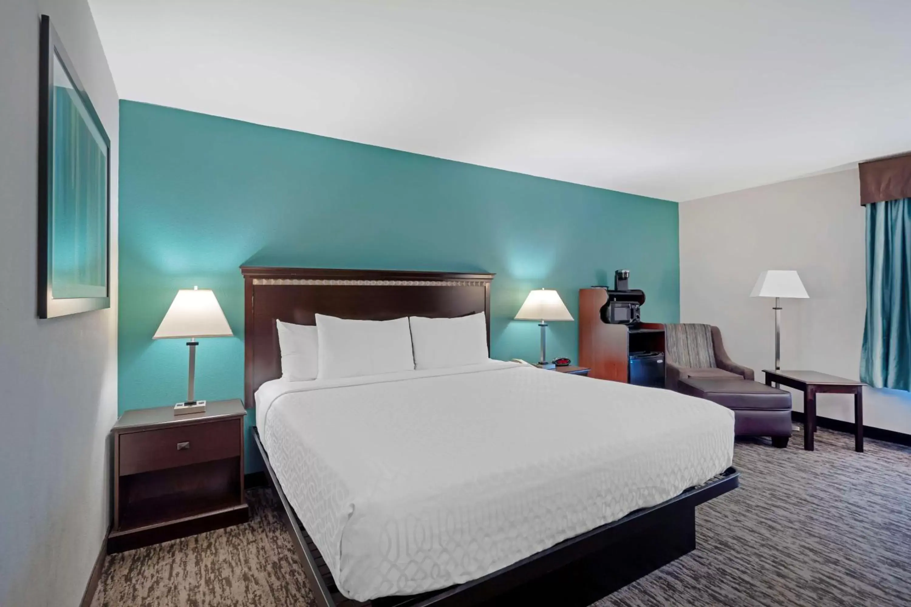 Bedroom, Bed in Best Western Plus Chicagoland - Countryside