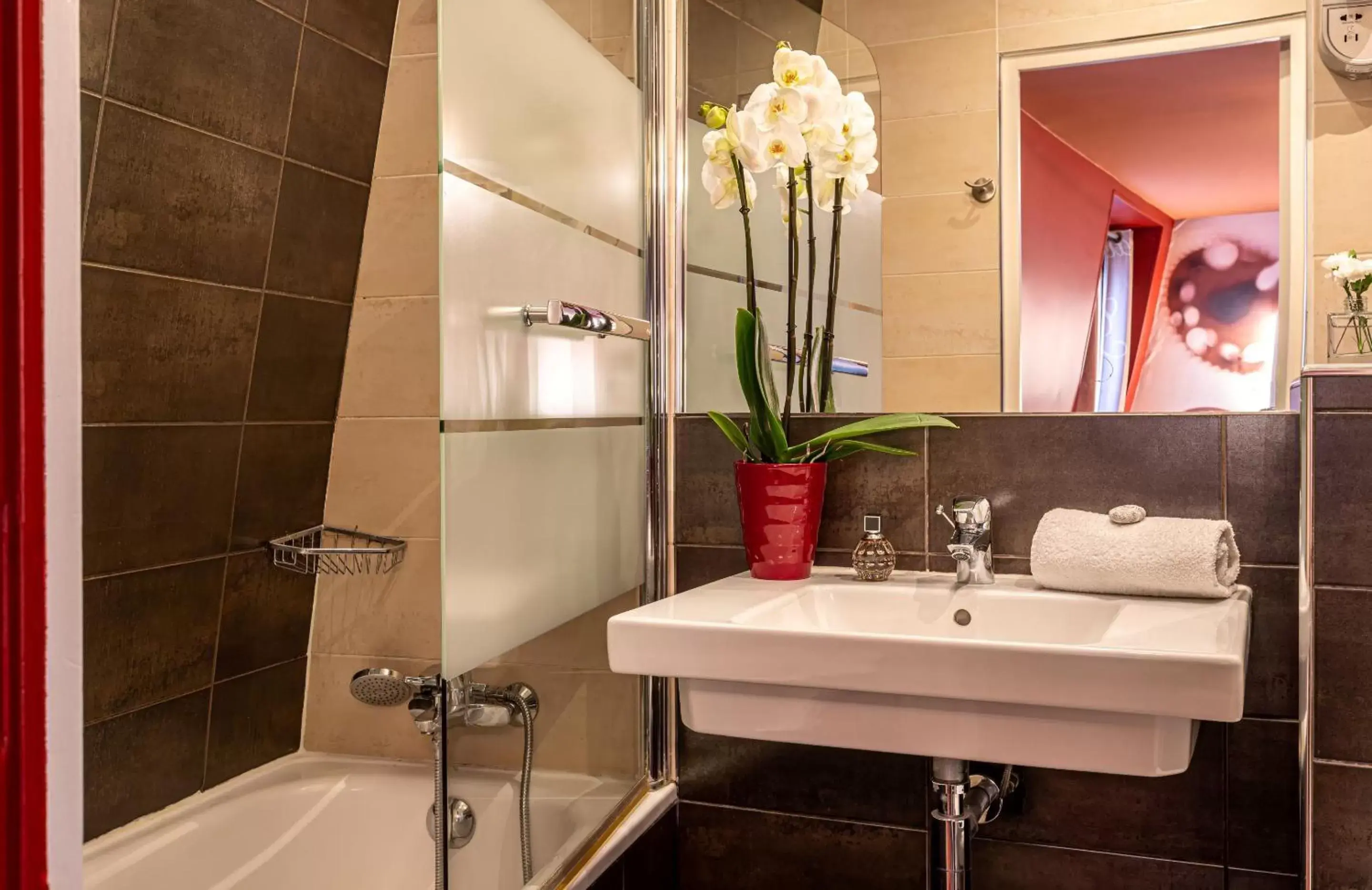 Bathroom in Hotel Ariane Montparnasse by Patrick Hayat