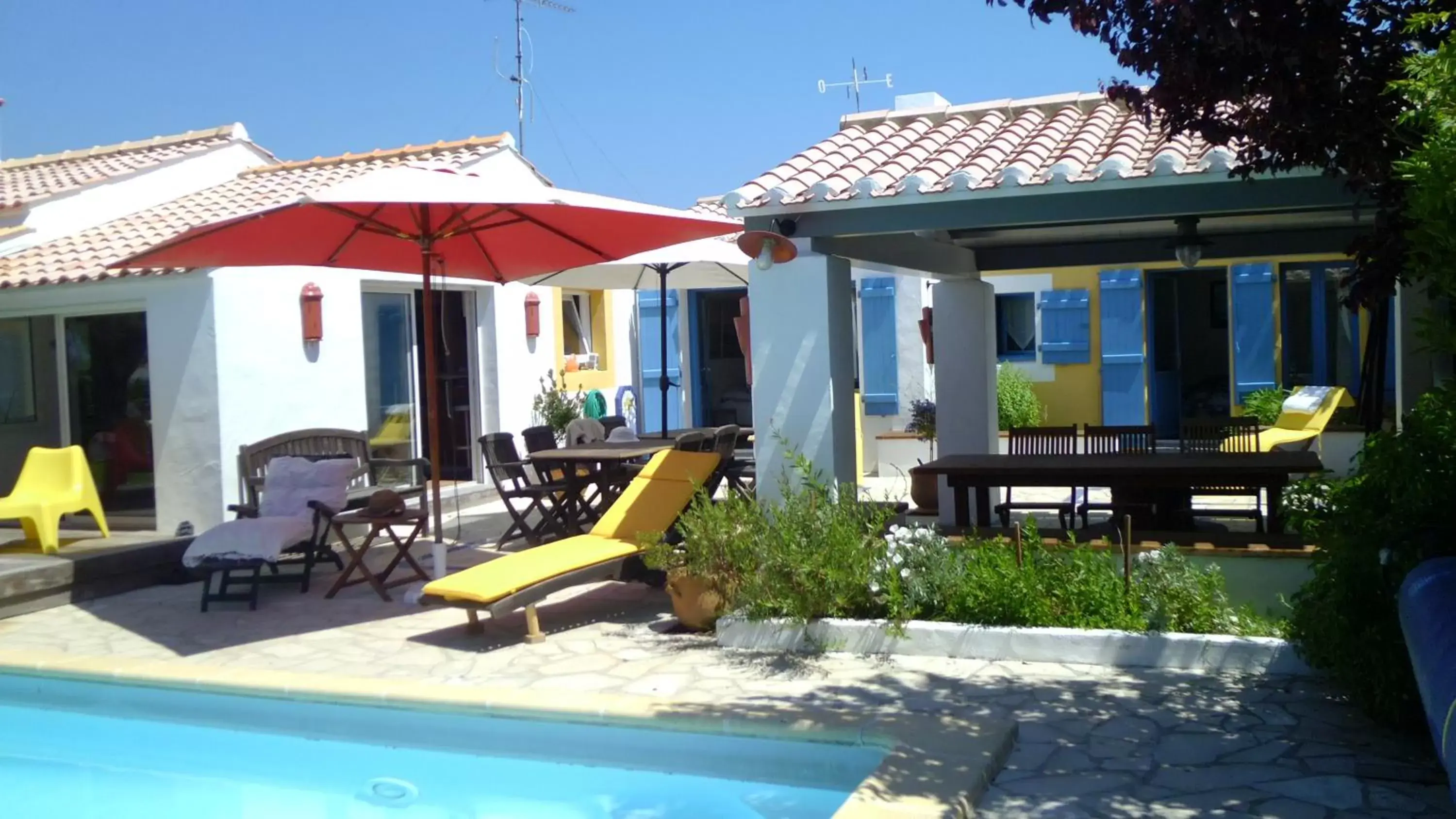 Swimming Pool in Les Yeux Bleus Bed & Breakfast