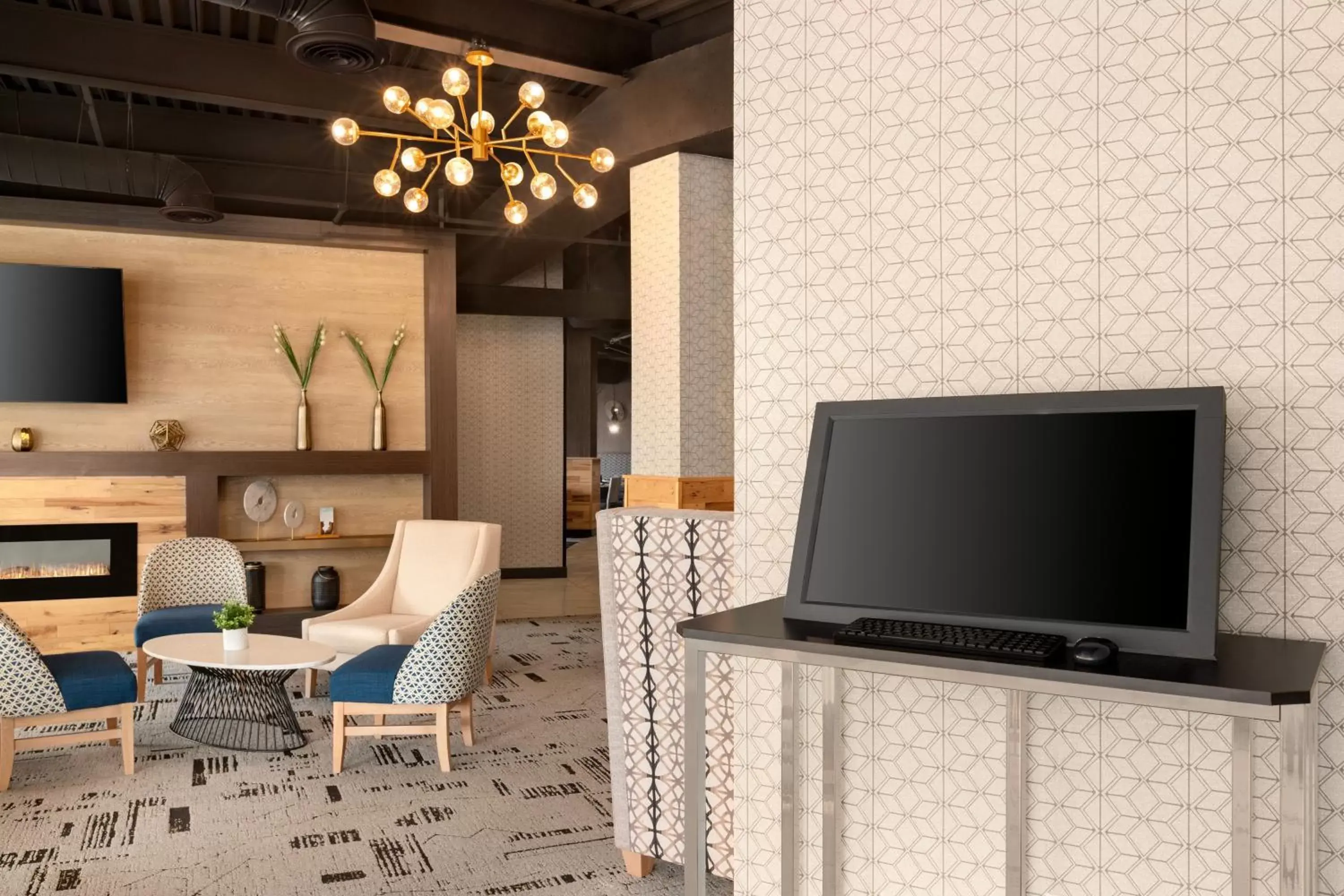 Lounge or bar, TV/Entertainment Center in Holiday Inn Philadelphia Arpt-Stadium Area, an IHG Hotel