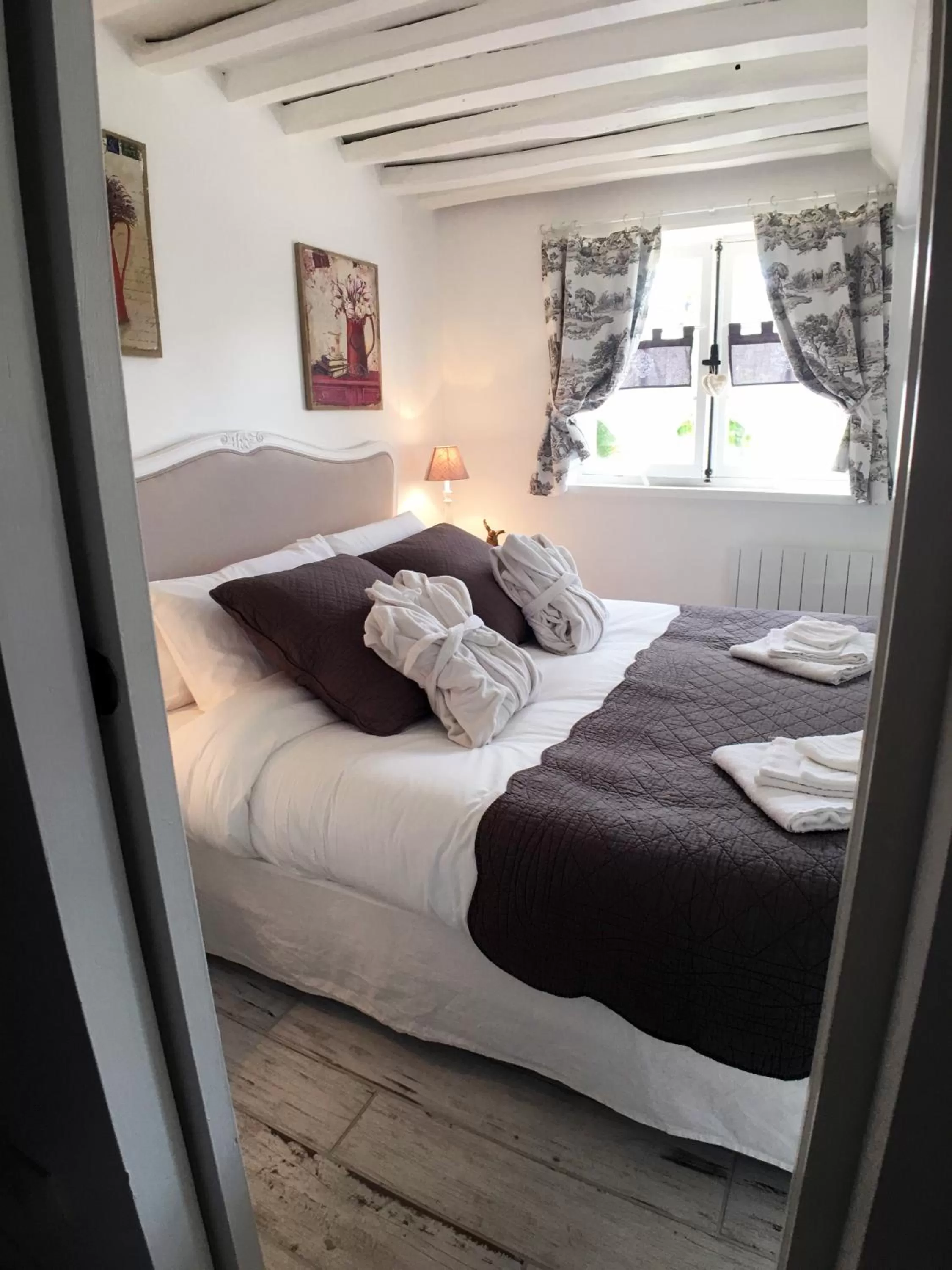 Bedroom, Bed in La Romance et la Romanesque