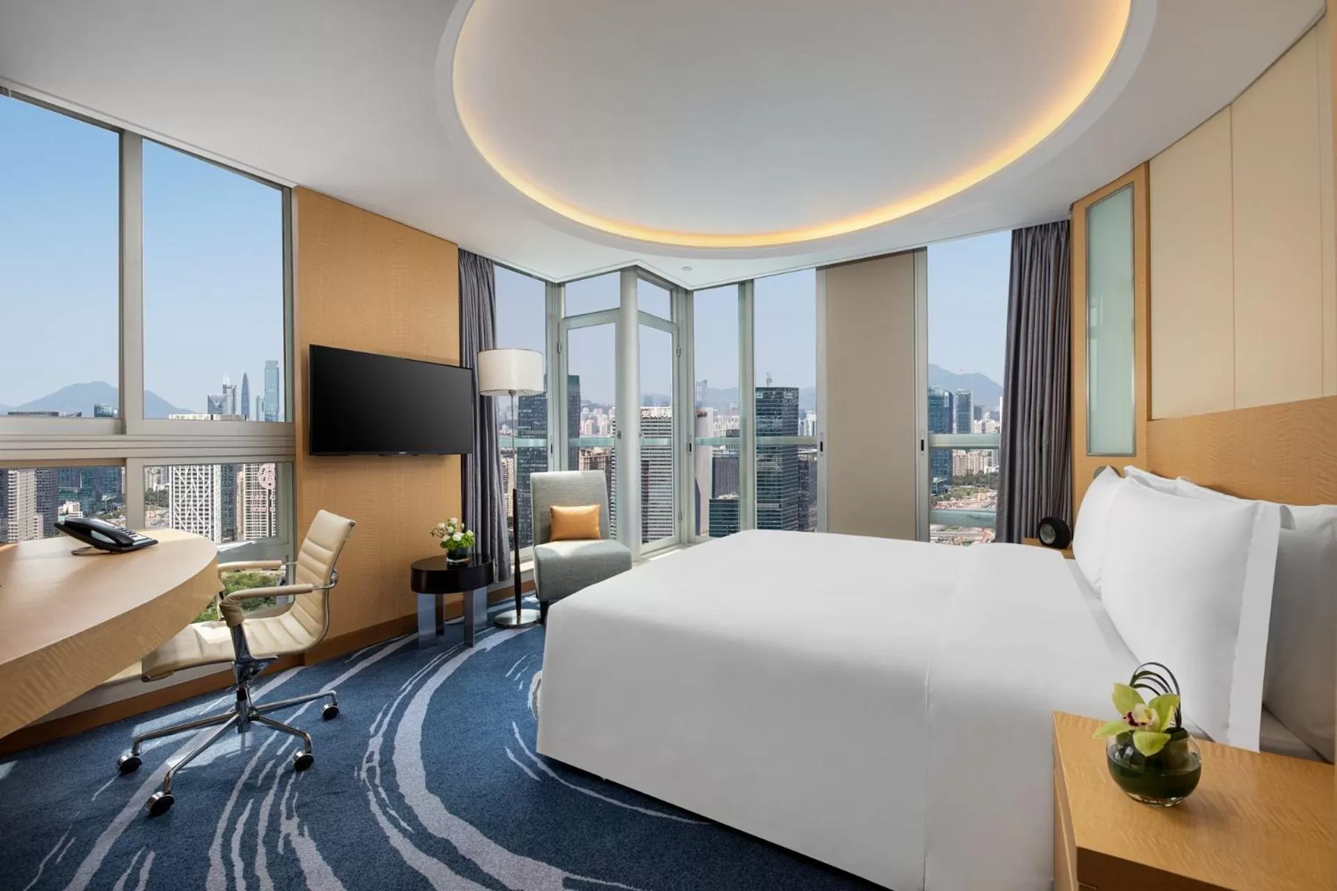 Photo of the whole room, Bed in Crowne Plaza Shenzhen Futian, Near to Shenzhen Convention&Exhibition Centre, Shenzhen Stock Exchange and Shenzhen Civic Center, Outdoor Heated Pool