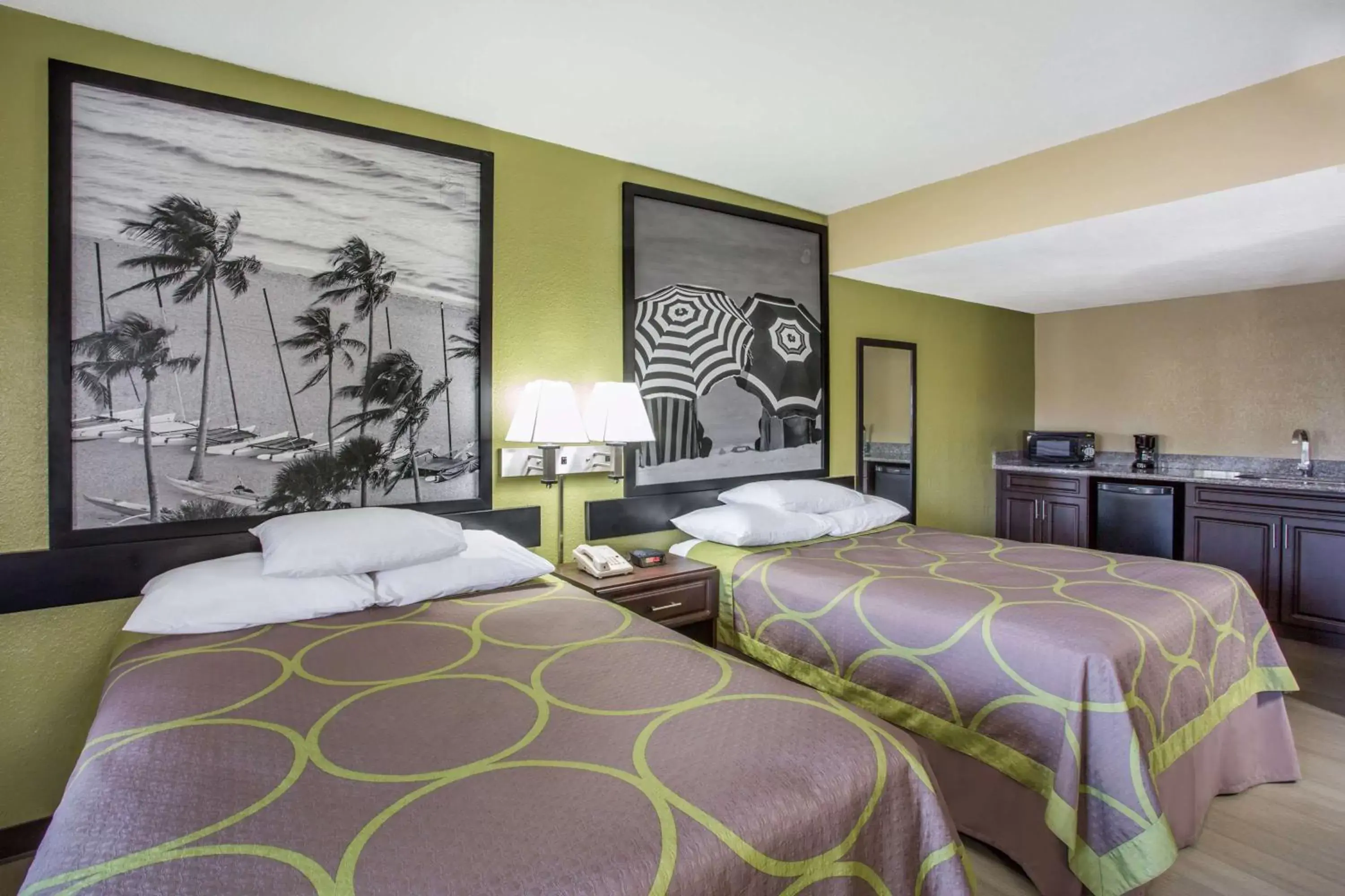 Photo of the whole room, Bed in Super 8 by Wyndham Sarasota Near Siesta Key Photo of the whole room, Bed in Super 8 by Wyndham Sarasota Near Siesta Key