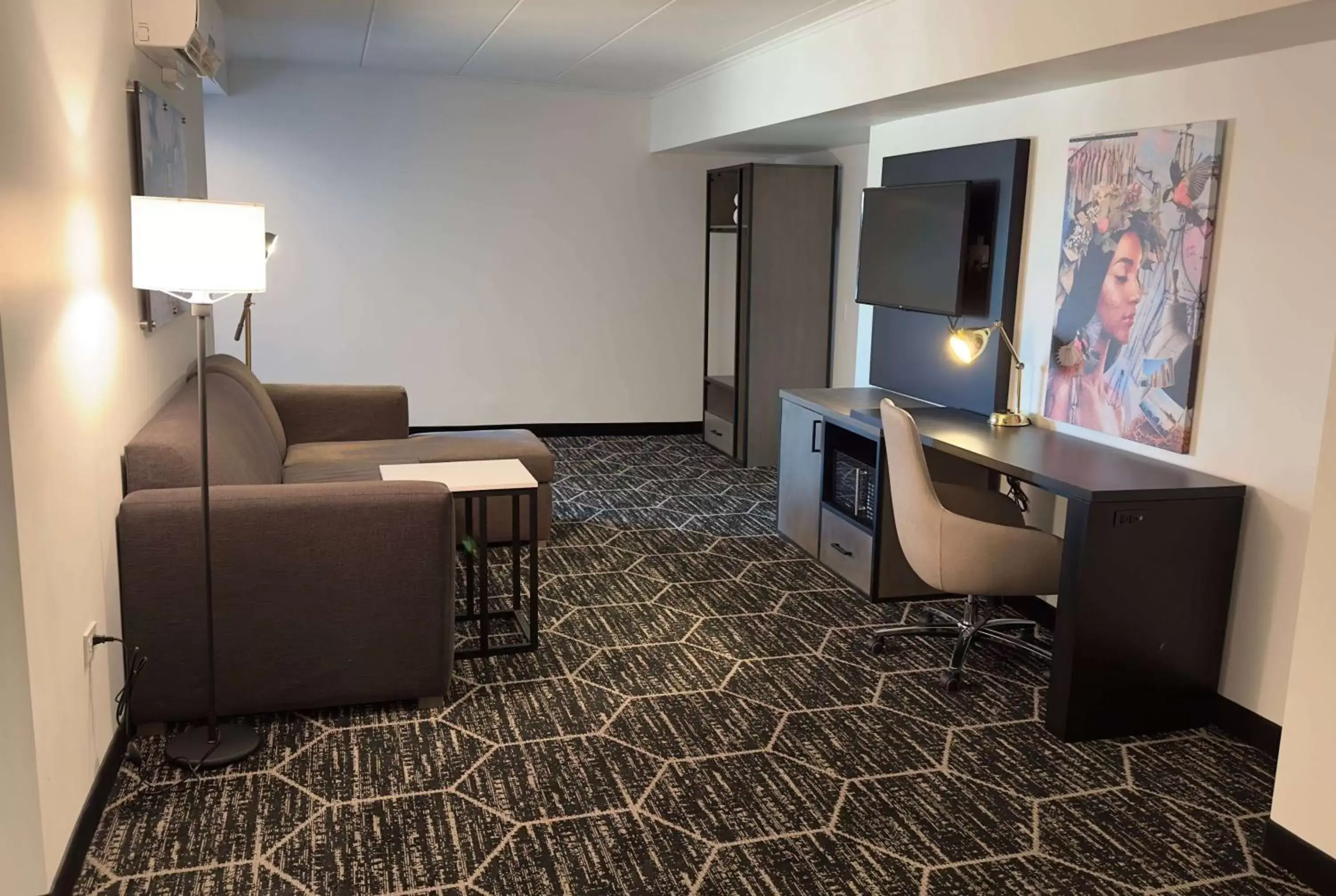 Photo of the whole room, Seating Area in La Quinta by Wyndham Chicago O'Hare Airport