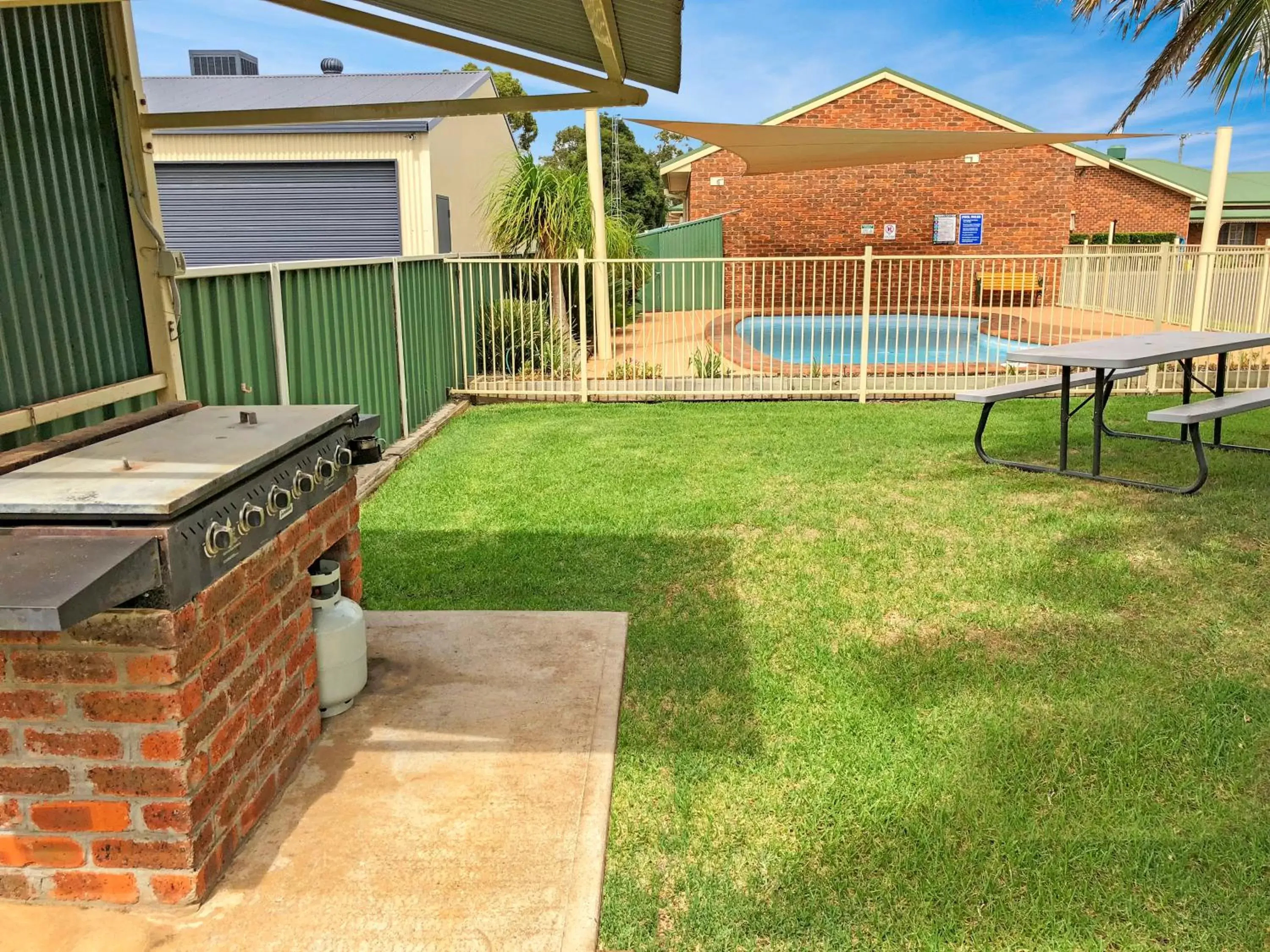 BBQ facilities in Leeton Heritage Motor Inn