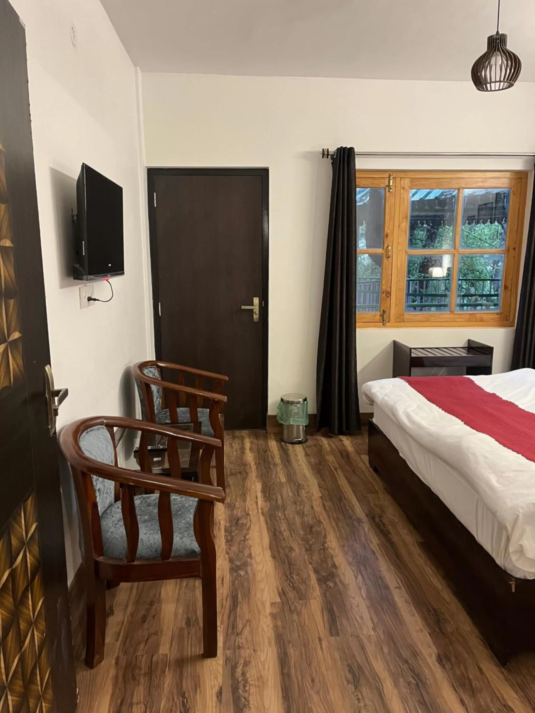Bedroom, TV/Entertainment Center in Cedar Woods Resort