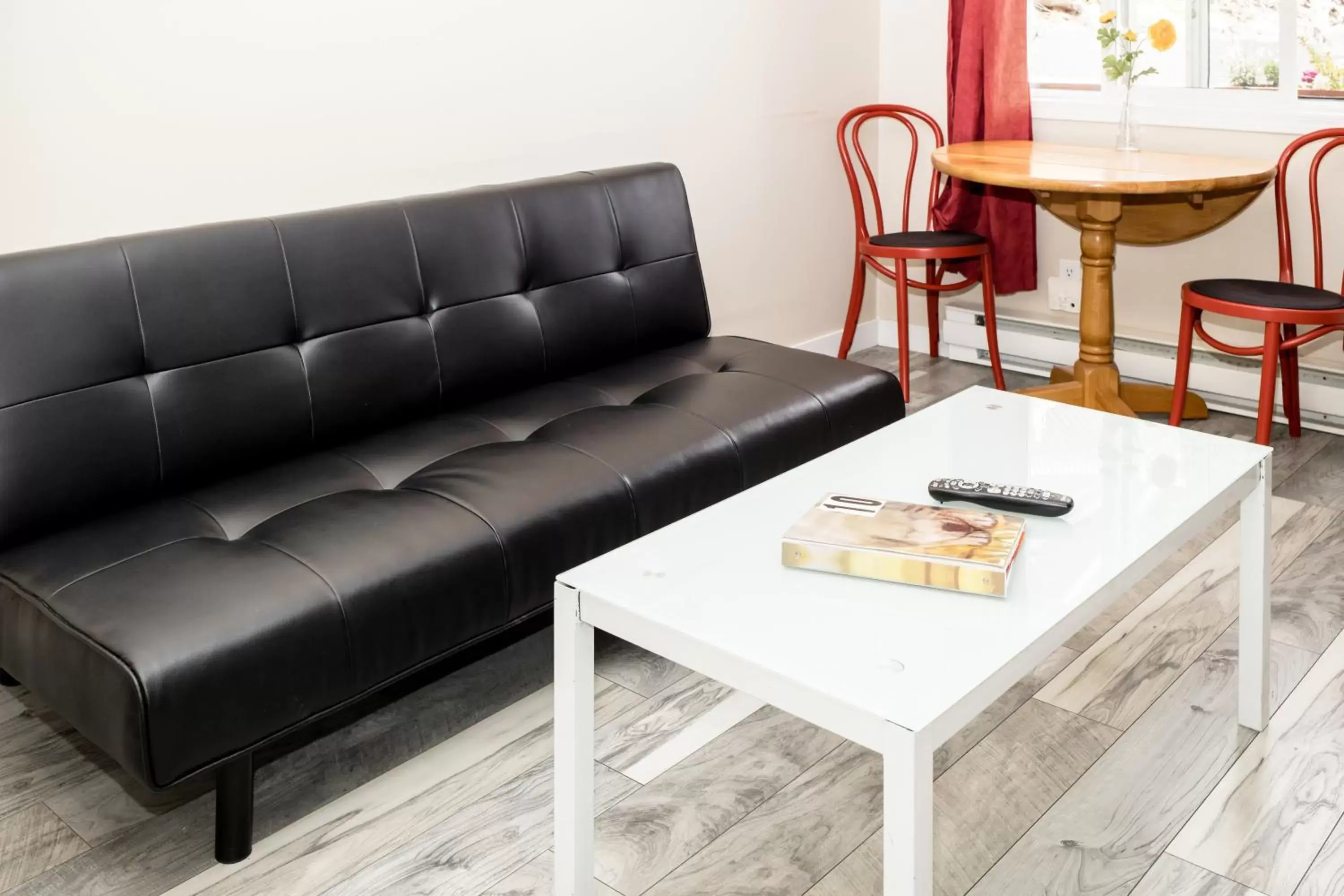 Living room, Seating Area in Crescent Motel