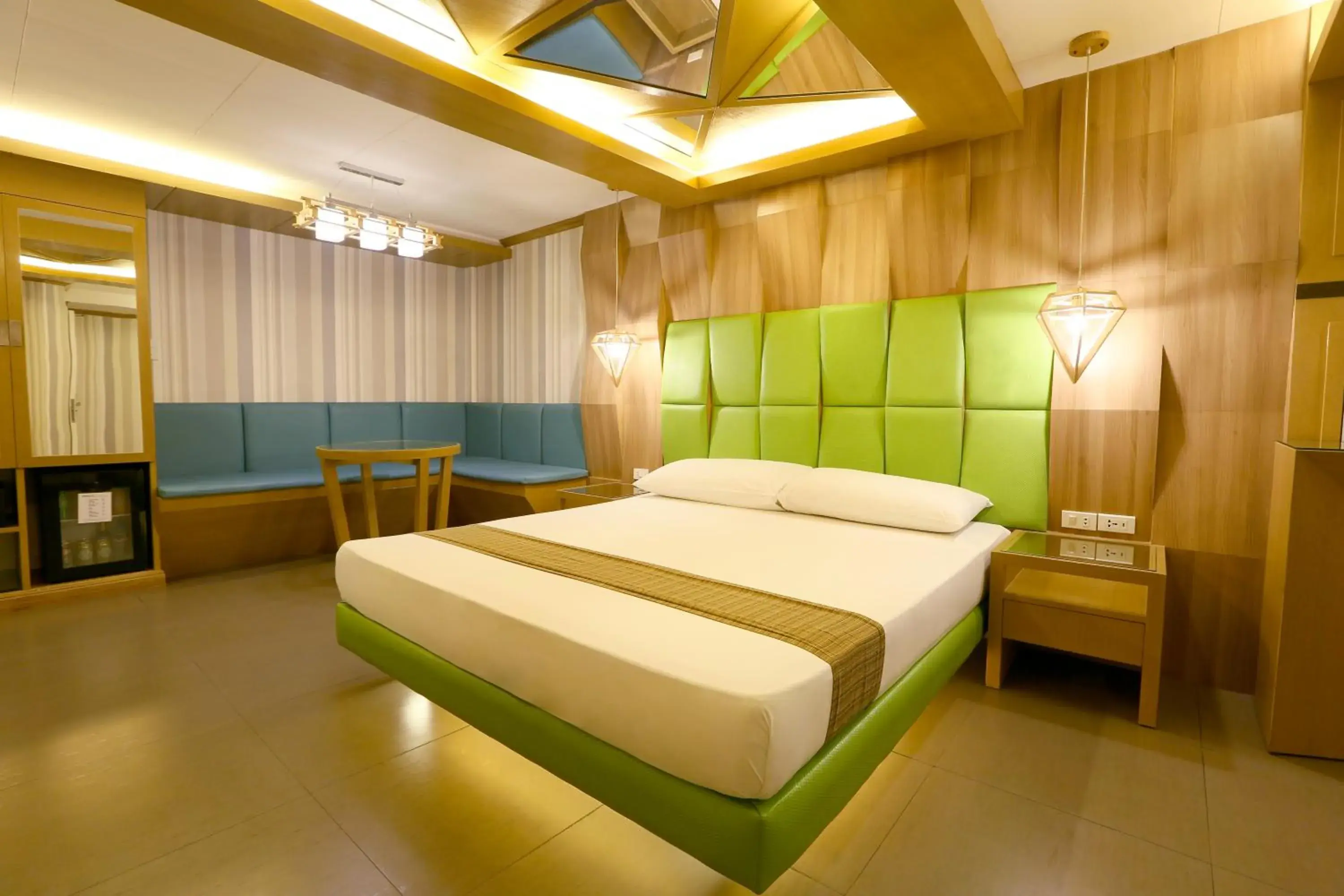 Bedroom, Bed in Victoria Court Cuneta Motorist Lodge