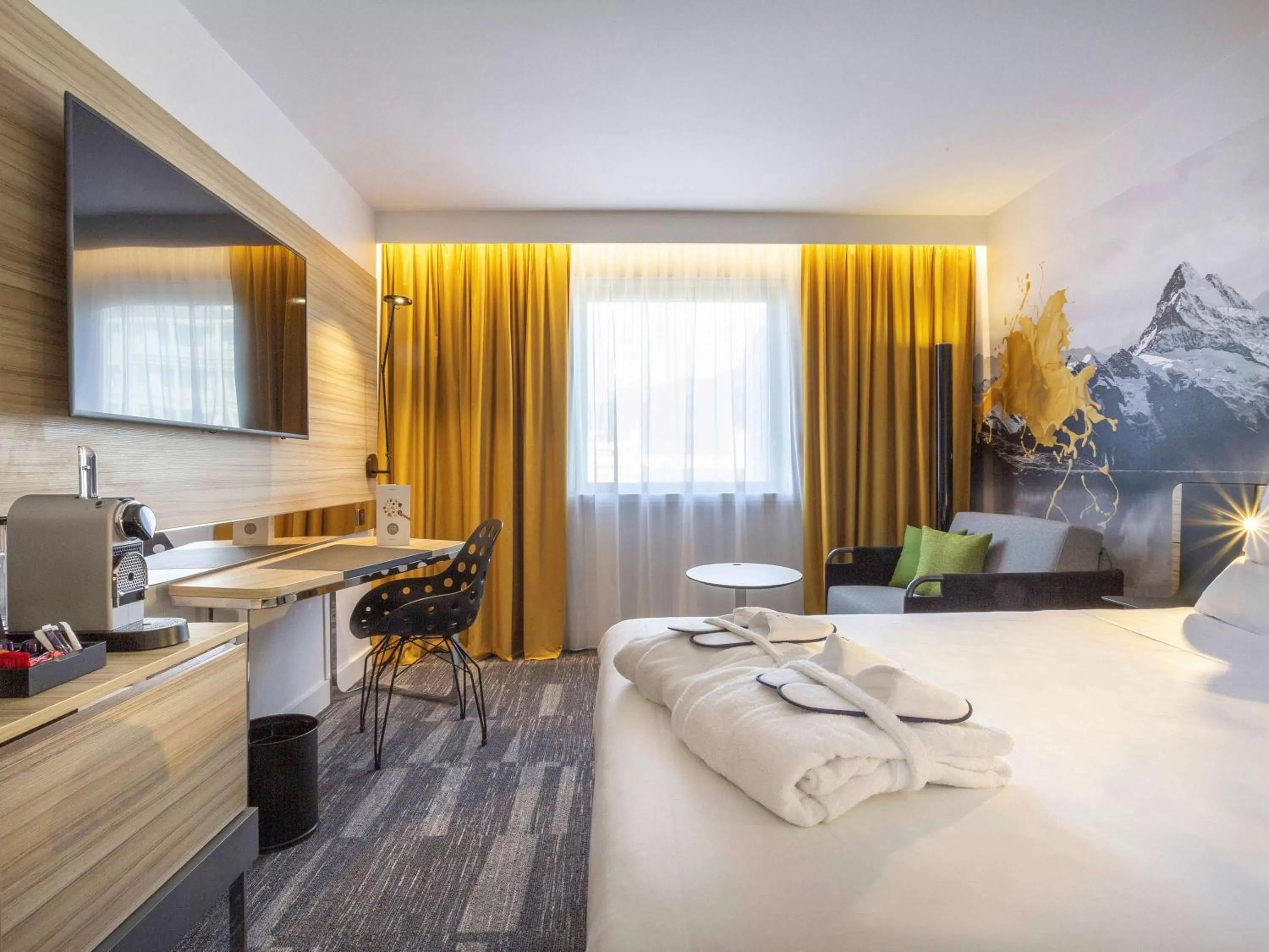 Photo of the whole room, Bed in Novotel Annecy Centre