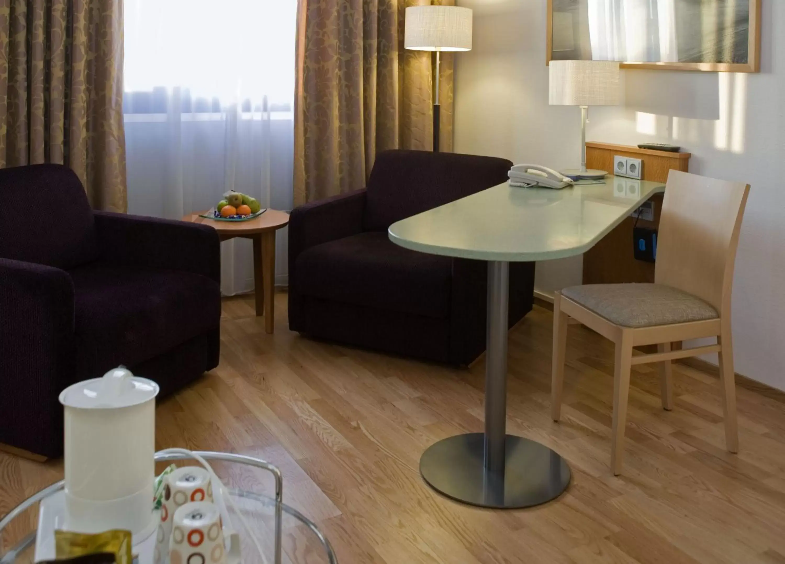Photo of the whole room, Seating Area in Holiday Inn Helsinki-Vantaa Airport, an IHG Hotel