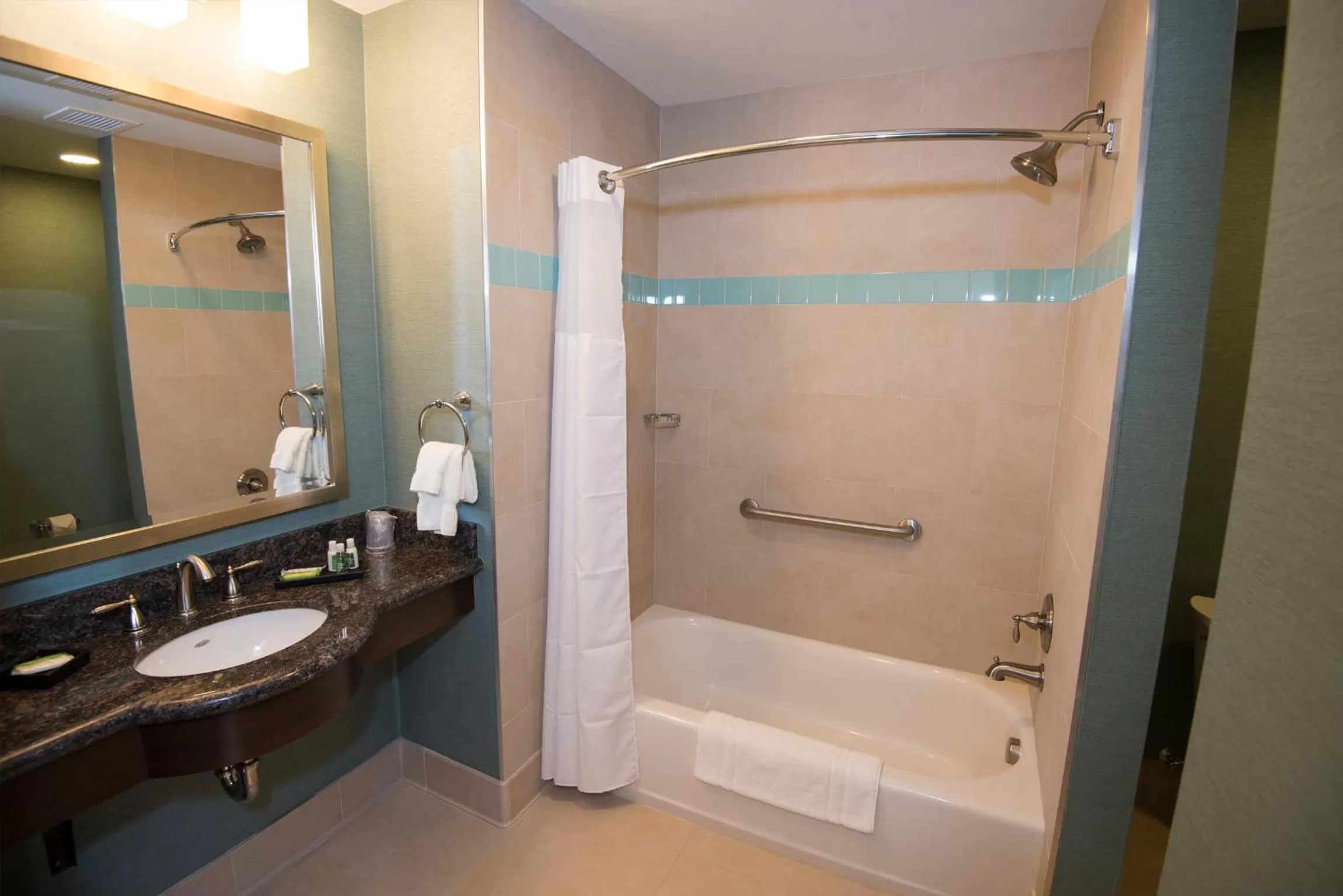 Queen Room with Two Queen Beds in Win-River Resort and Casino