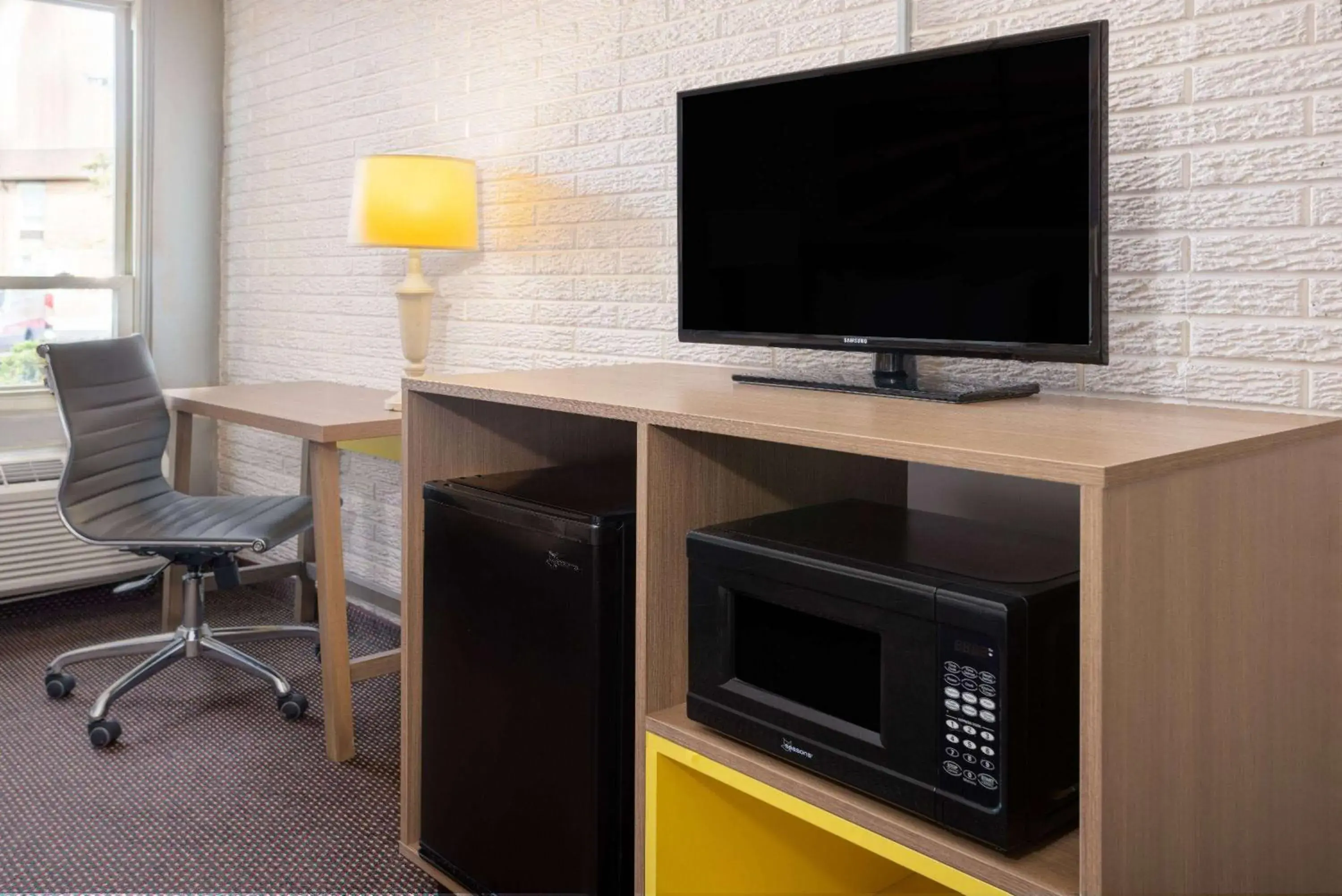 Photo of the whole room, TV/Entertainment Center in Days Inn by Wyndham Manassas Battlefield