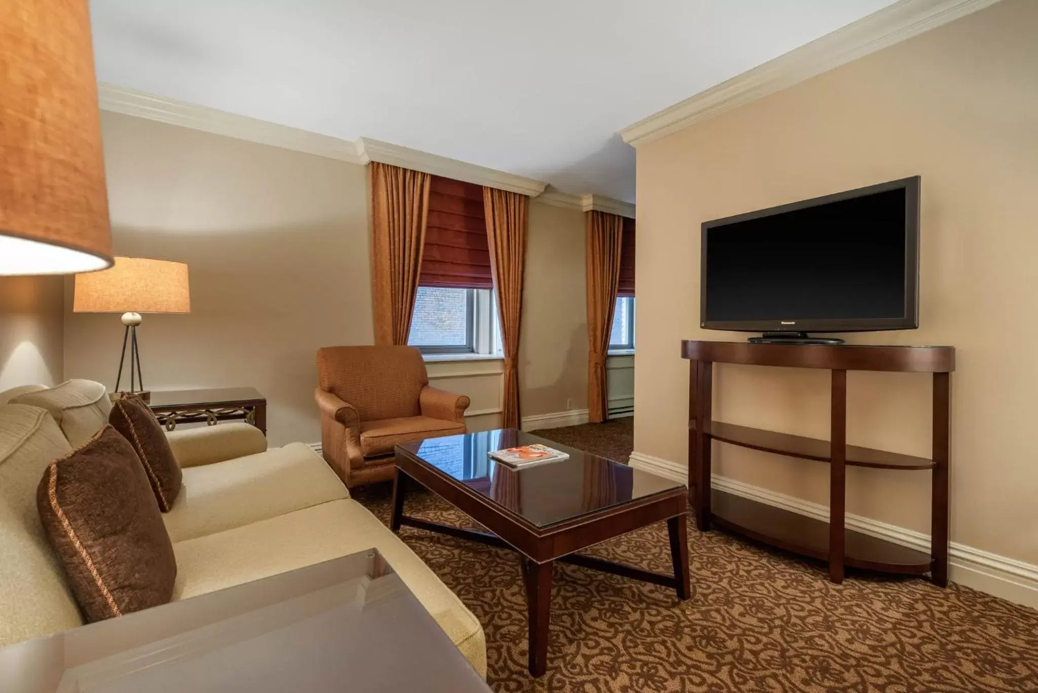 Photo of the whole room, TV/Entertainment Center in Omni William Penn Hotel