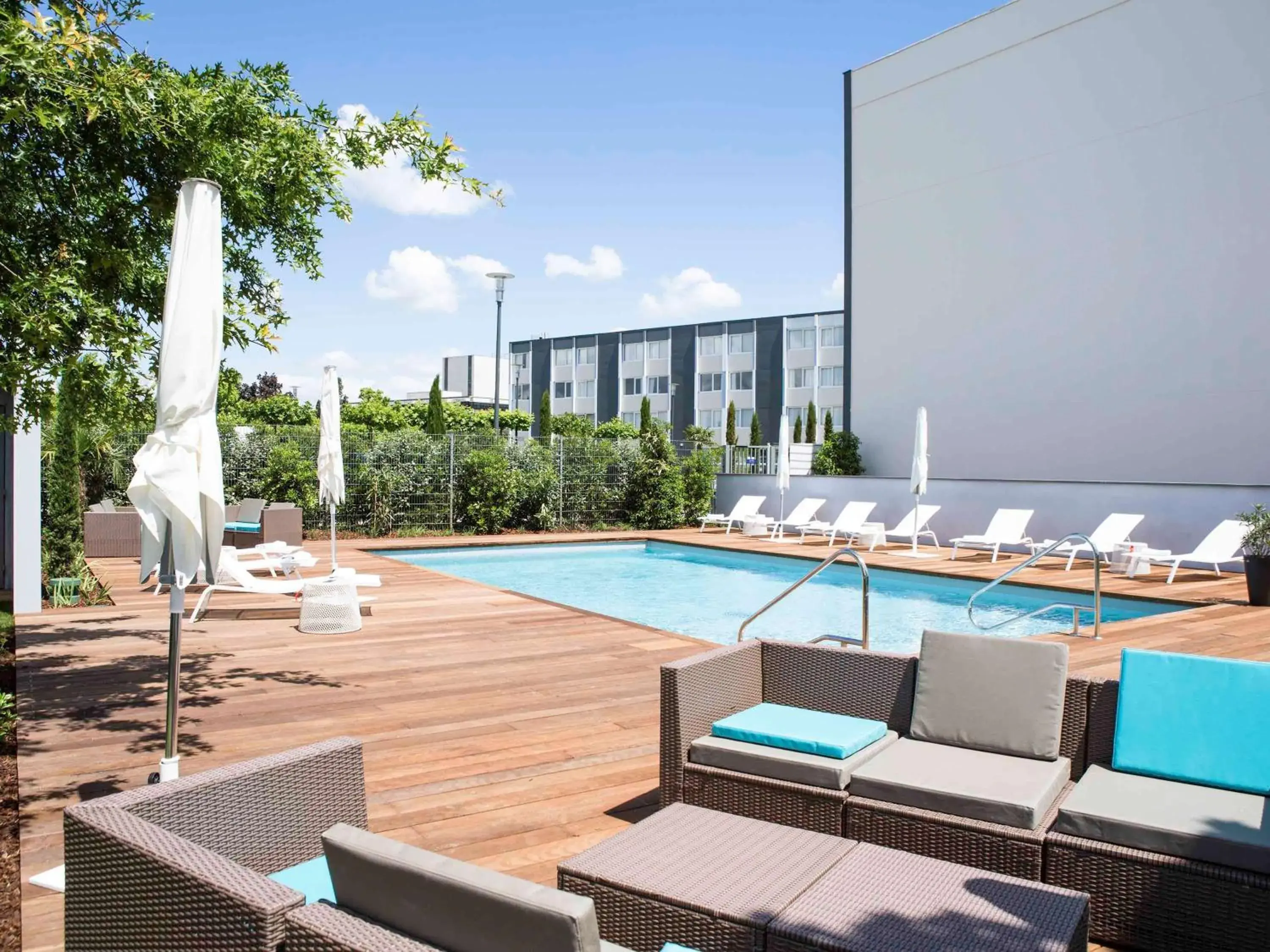 Property building, Swimming Pool in Novotel Bordeaux Lac