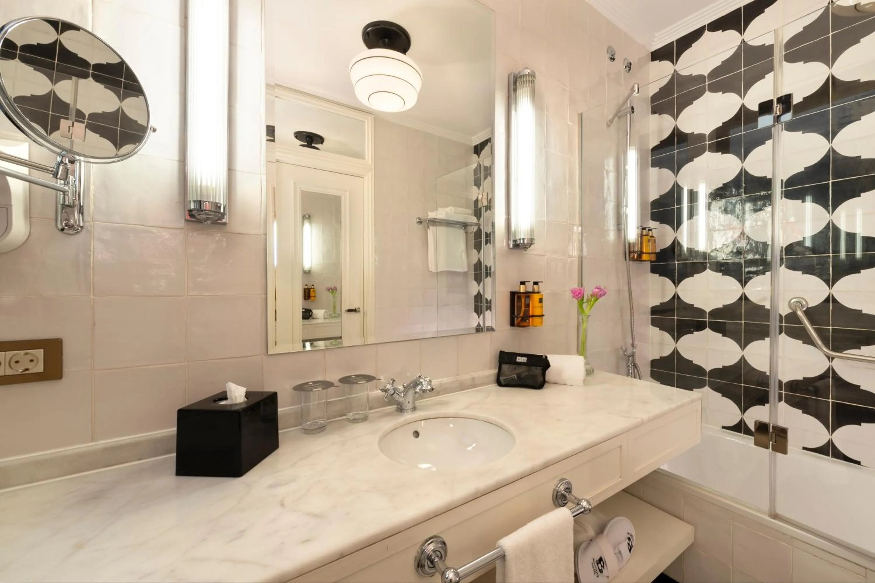 Bathroom in Boutique Hotel H10 Villa de la Reina