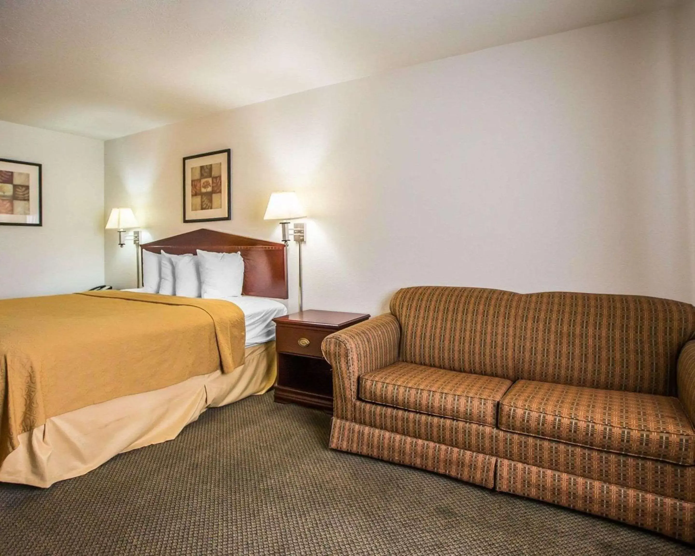 Photo of the whole room, Bed in Quality Inn Peru near Starved Rock State Park