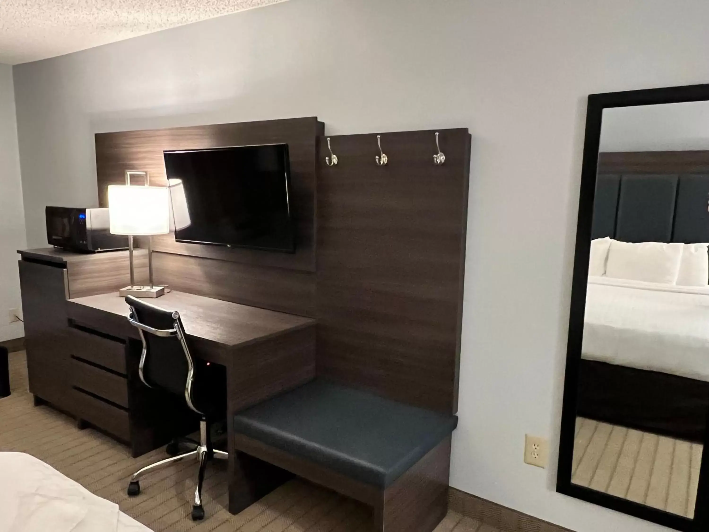 TV and multimedia, TV/Entertainment Center in SureStay Hotel by Best Western SeaTac Airport North