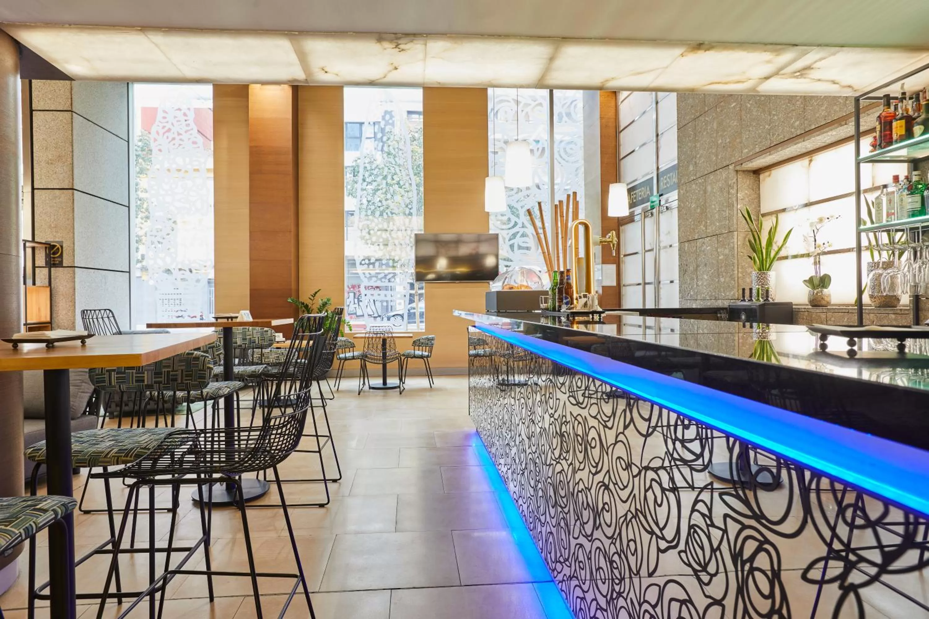 Lounge or bar in Silken Puerta Valencia