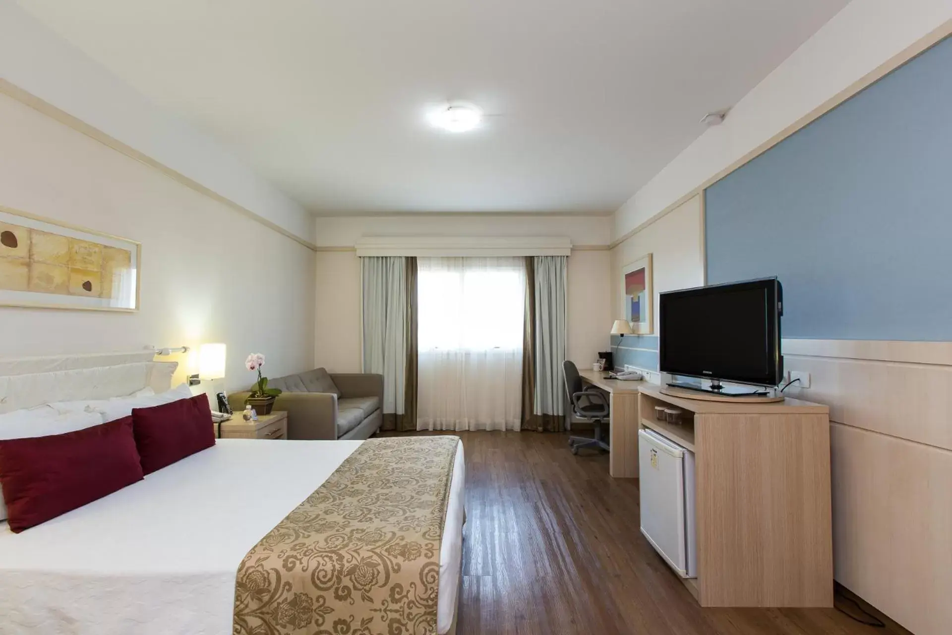 Bedroom, TV/Entertainment Center in Comfort Suites Londrina